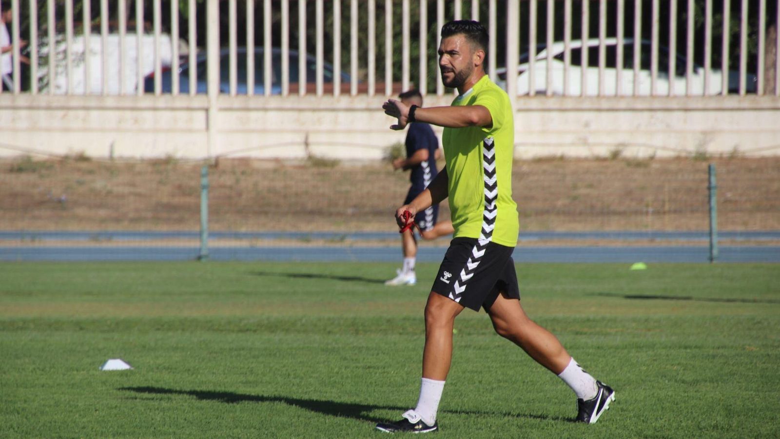José Antonio Seda mira el reloj en un entrenamiento en el Anexo Pepe Ravelo. José Antonio Seda mira el reloj en un entrenamiento en el Anexo Pepe Ravelo.