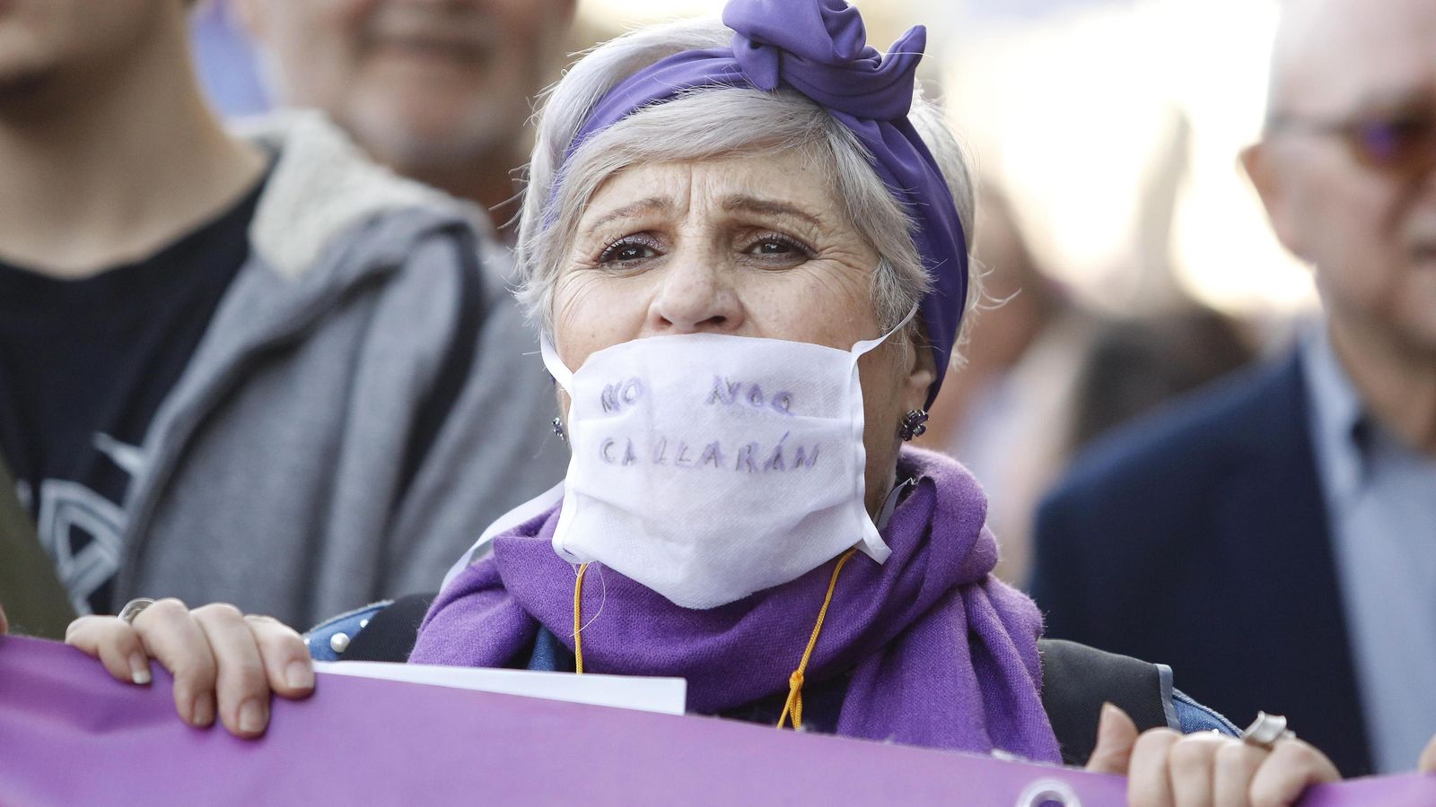 Una de las participantes en la marcha con una mascarilla.