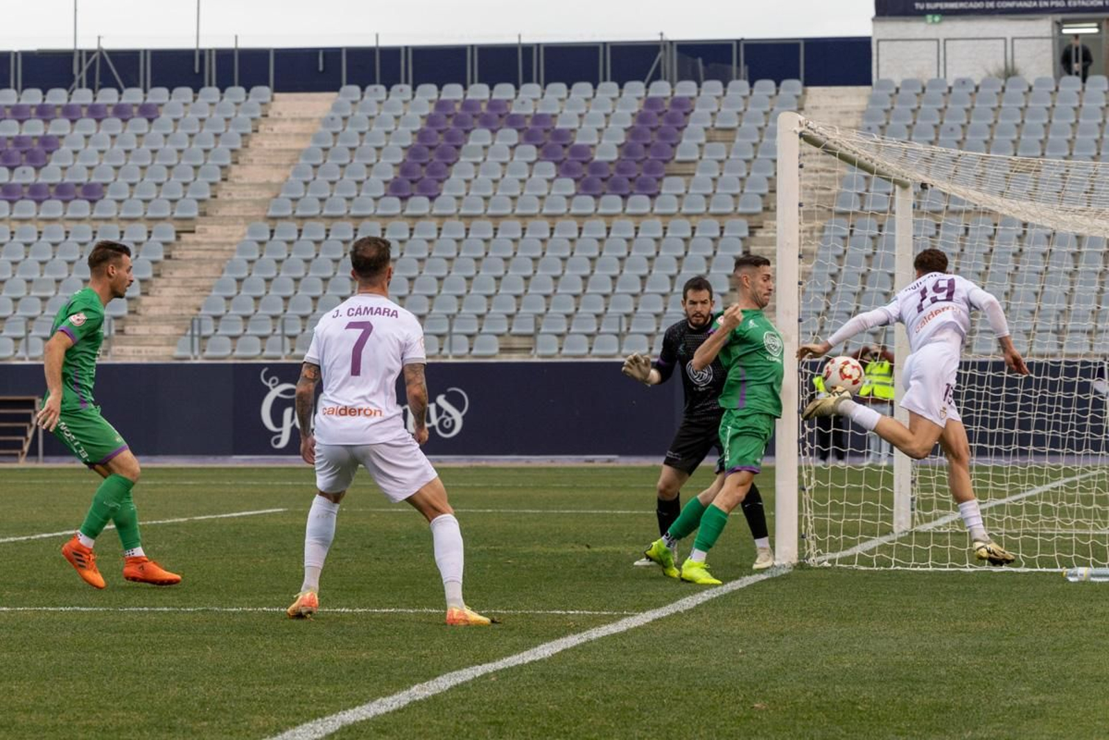La emoción del triunfo in extremis del Real Jaén ante el Atlético Mancha Real, en imágenes