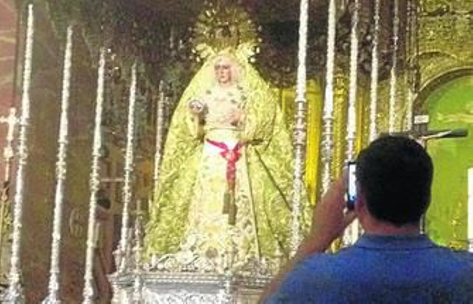 La imagen amaneció ayer dispuesta en su paso y luciendo la joya colgada en su fajín.