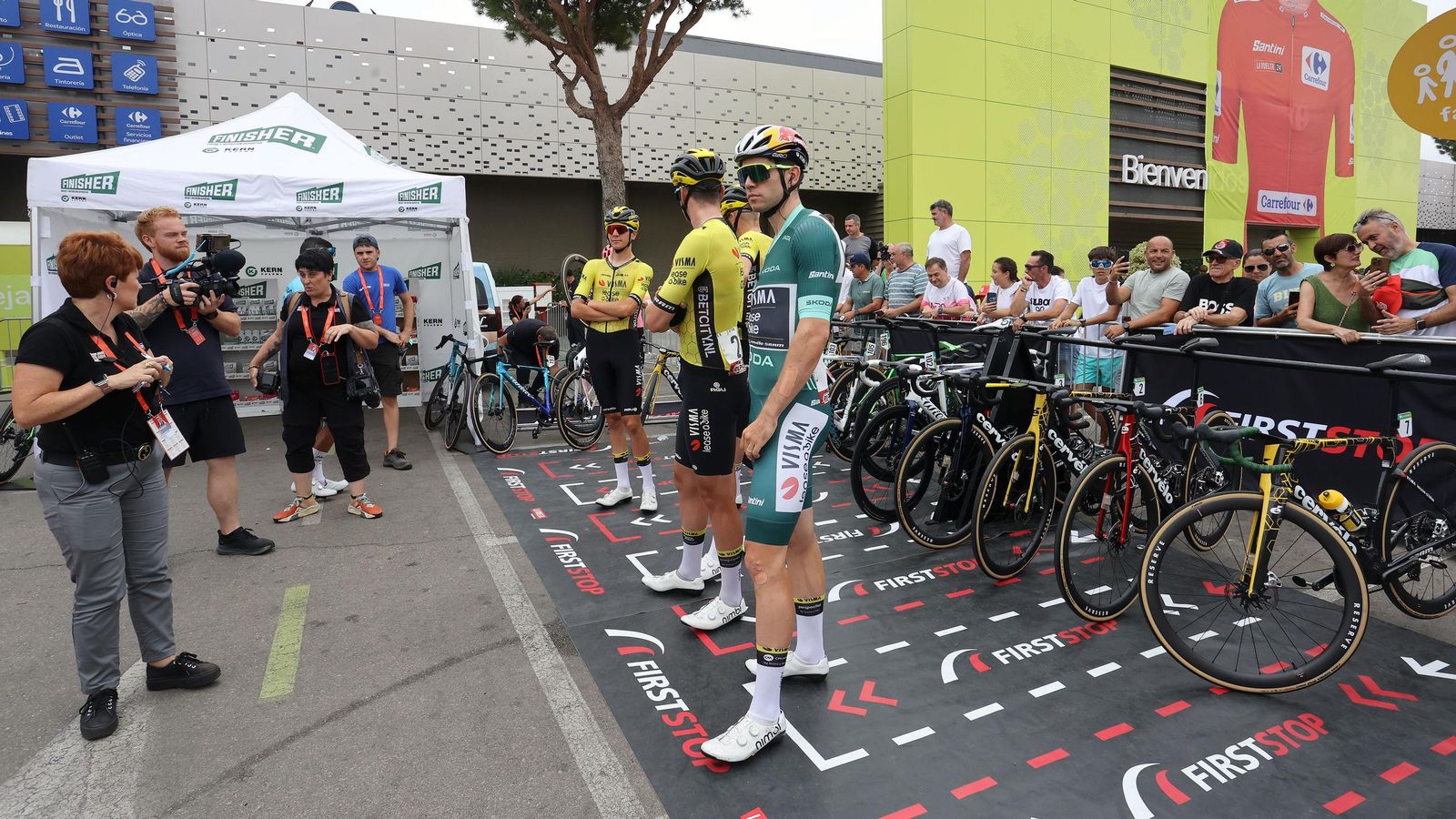 Así fue la salida de la Vuelta España desde Carrefour Sur en Jerez