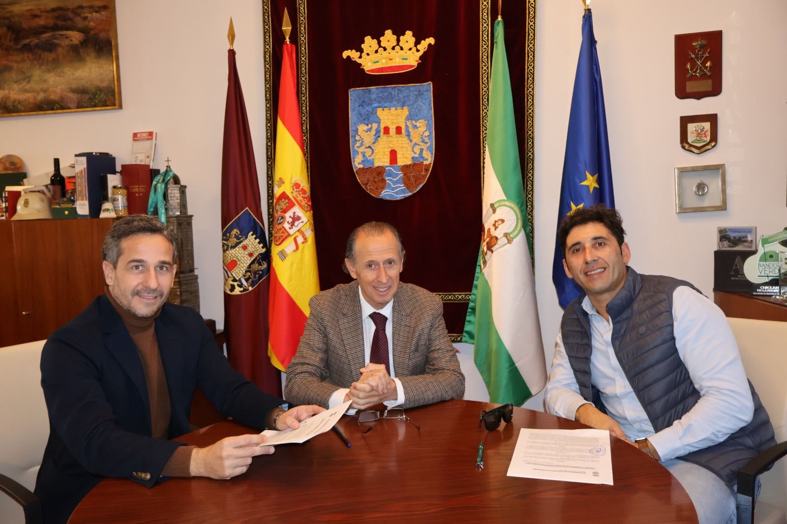 José María Román, y el presidente de Teletaxi Asociación, Rafael Aragón, firman un convenio de colaboración.