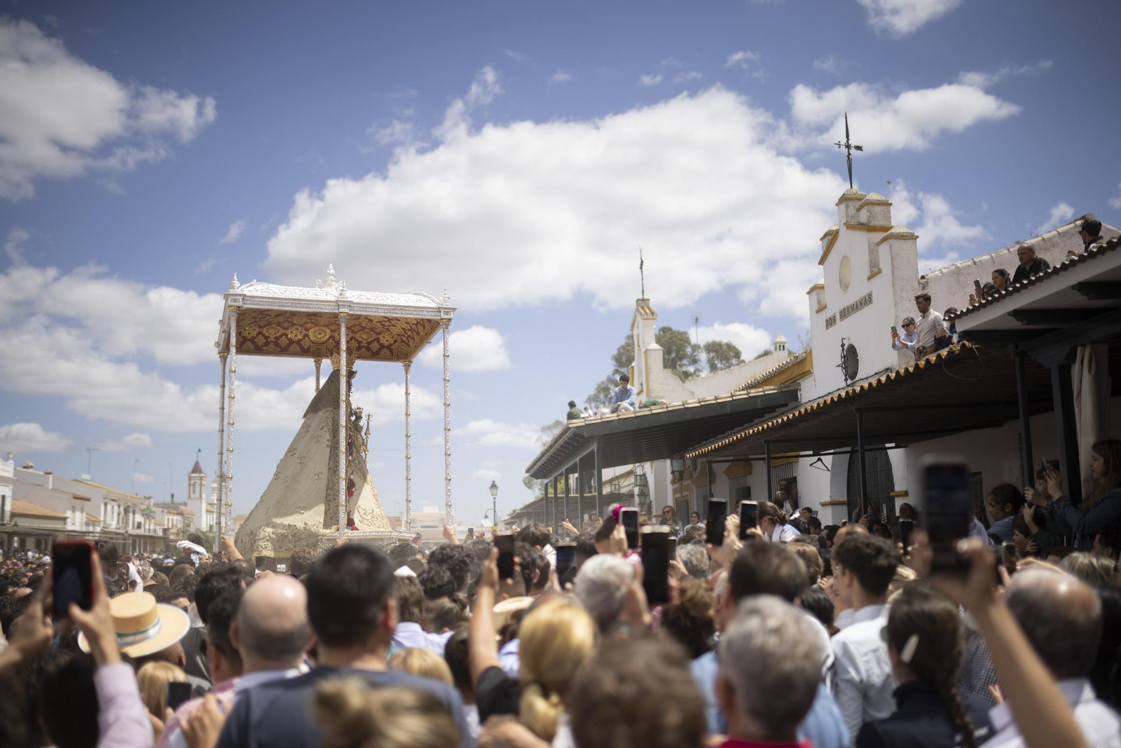 Las mejores imágenes de la procesión de la Virgen del Rocío en la aldea