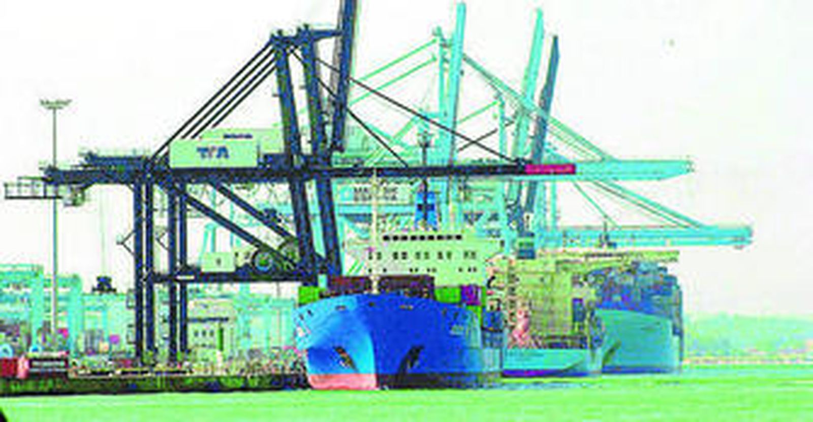 Embarque de contenedores en el puerto de la Bahía de Algeciras, en una imagen de archivo.