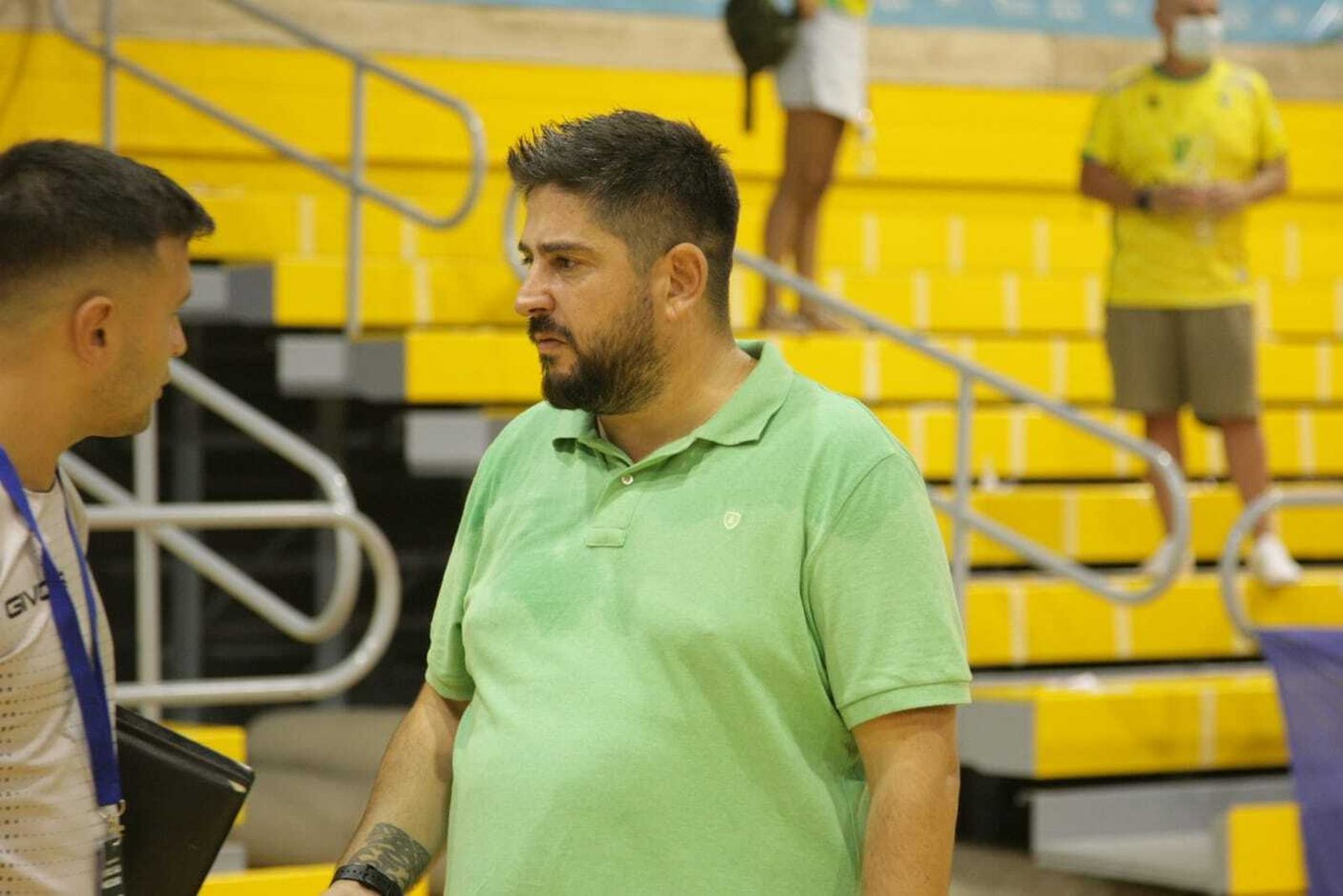 Josan González dialoga con su segundo antes del inicio del partido.