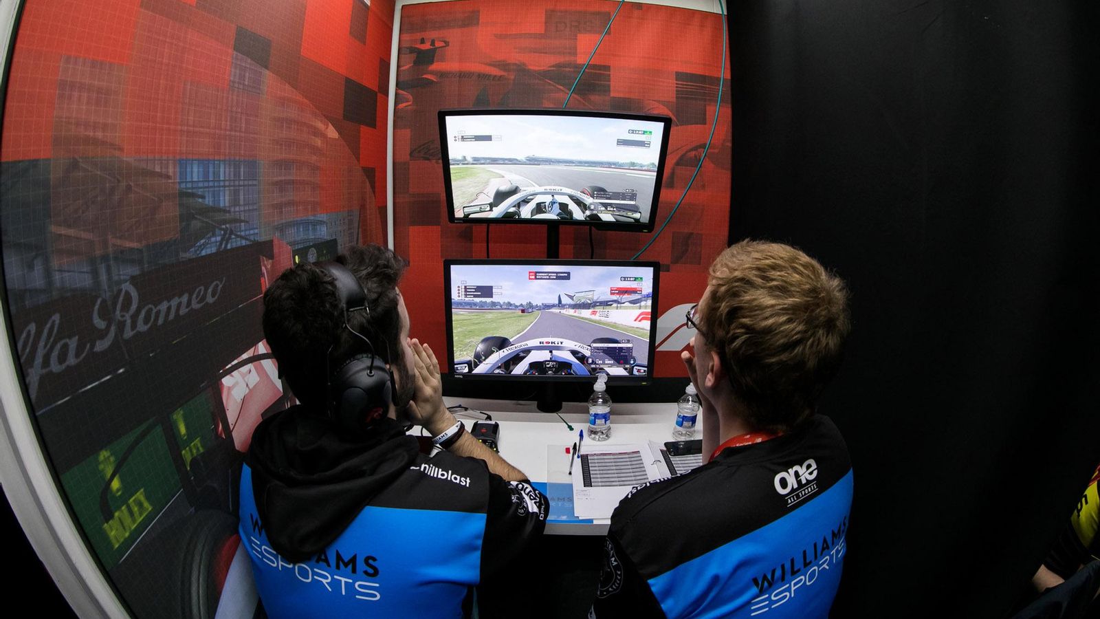 El joven onubense en uno de los simuladores donde entrenan los pilotos de Fórmula 1 del equipo Williams