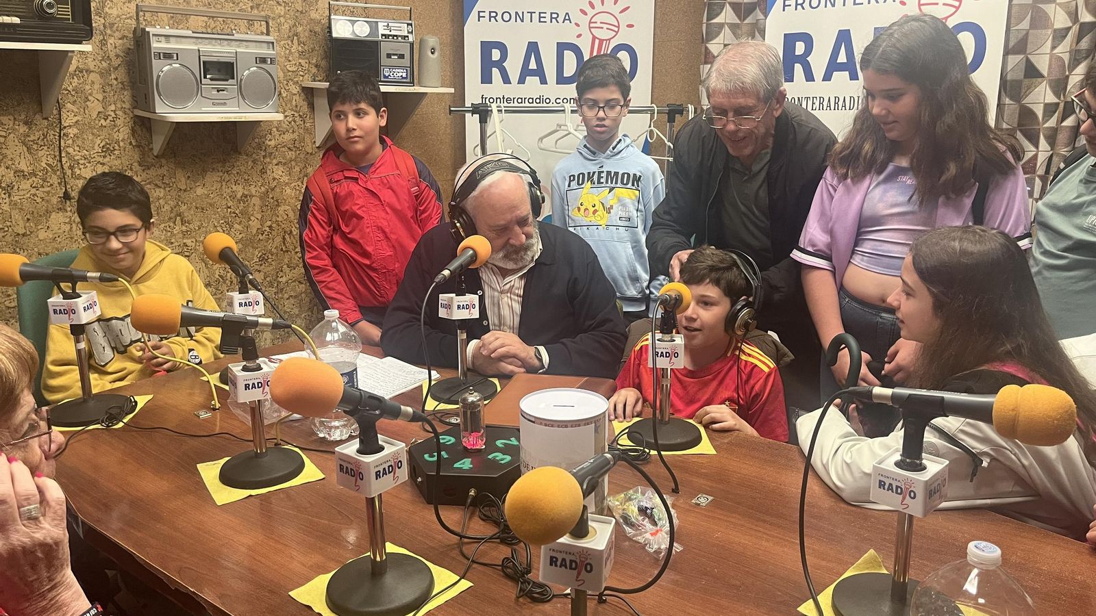 Un momento de la visita de los alumnos al programa 'La copla', de Juan Villagrán.