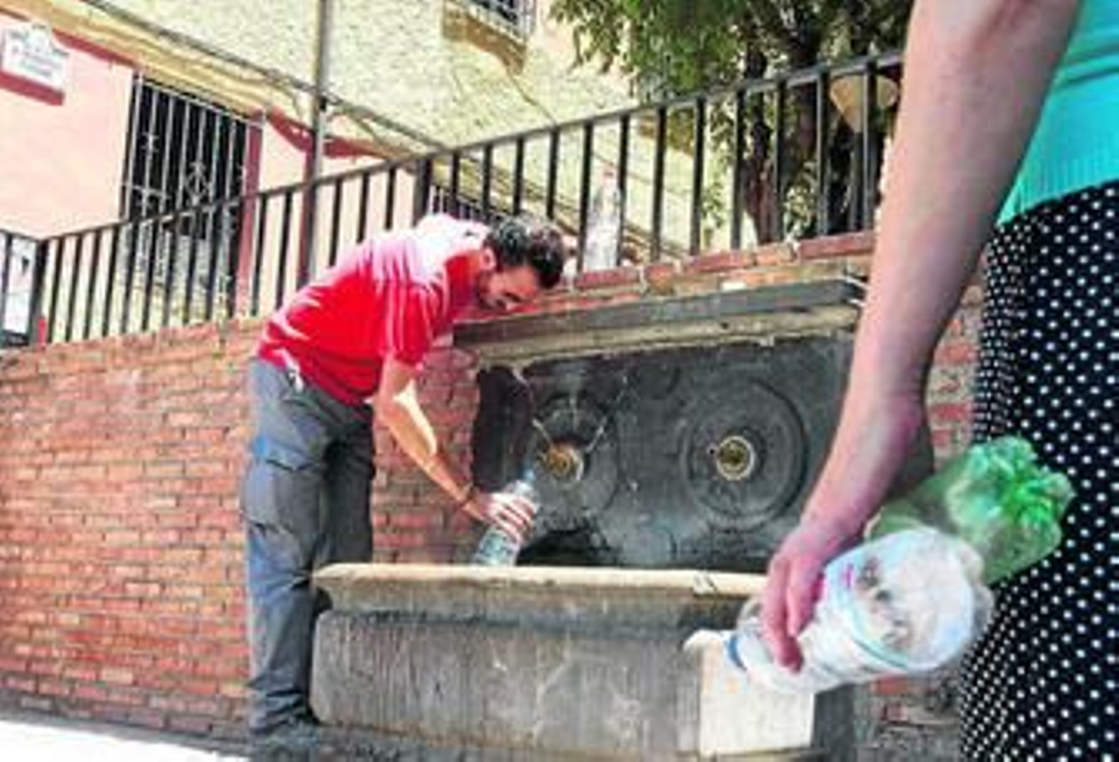 Estos días se recomienda hidratarse bien para hacer frente a las altas temperaturas.
