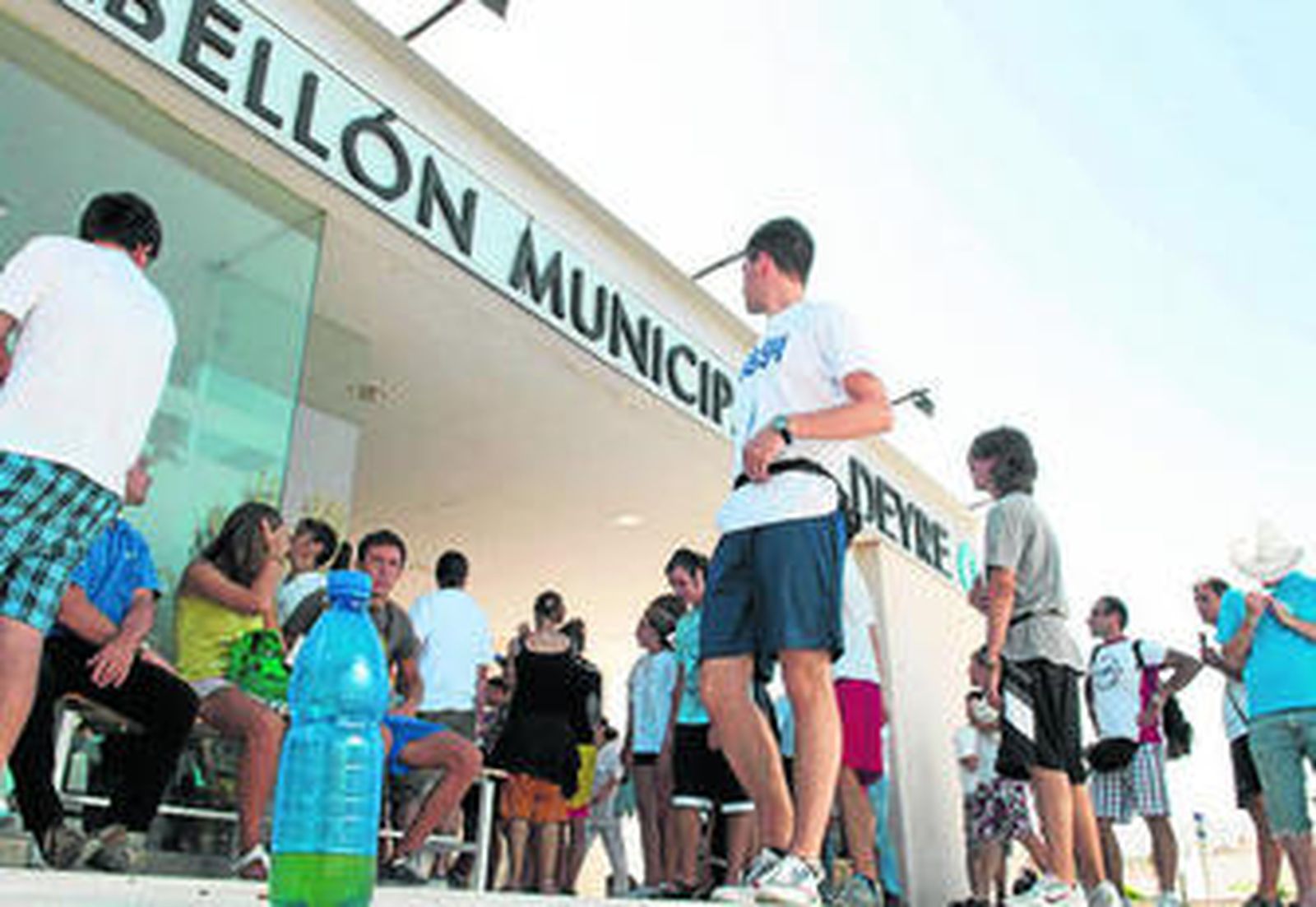 Jóvenes ayer en el campamento de Otura, donde se registraron las intoxicaciones.
