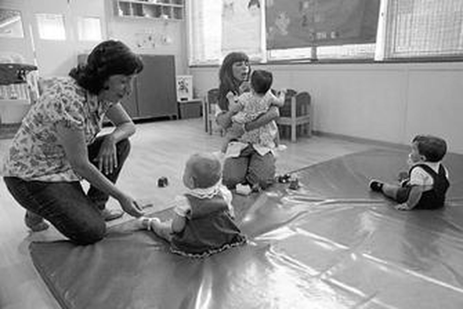 Pequeños jugando en la guardería Dulce Nombre II, en la barriada de Zafra de la capital, ayer.