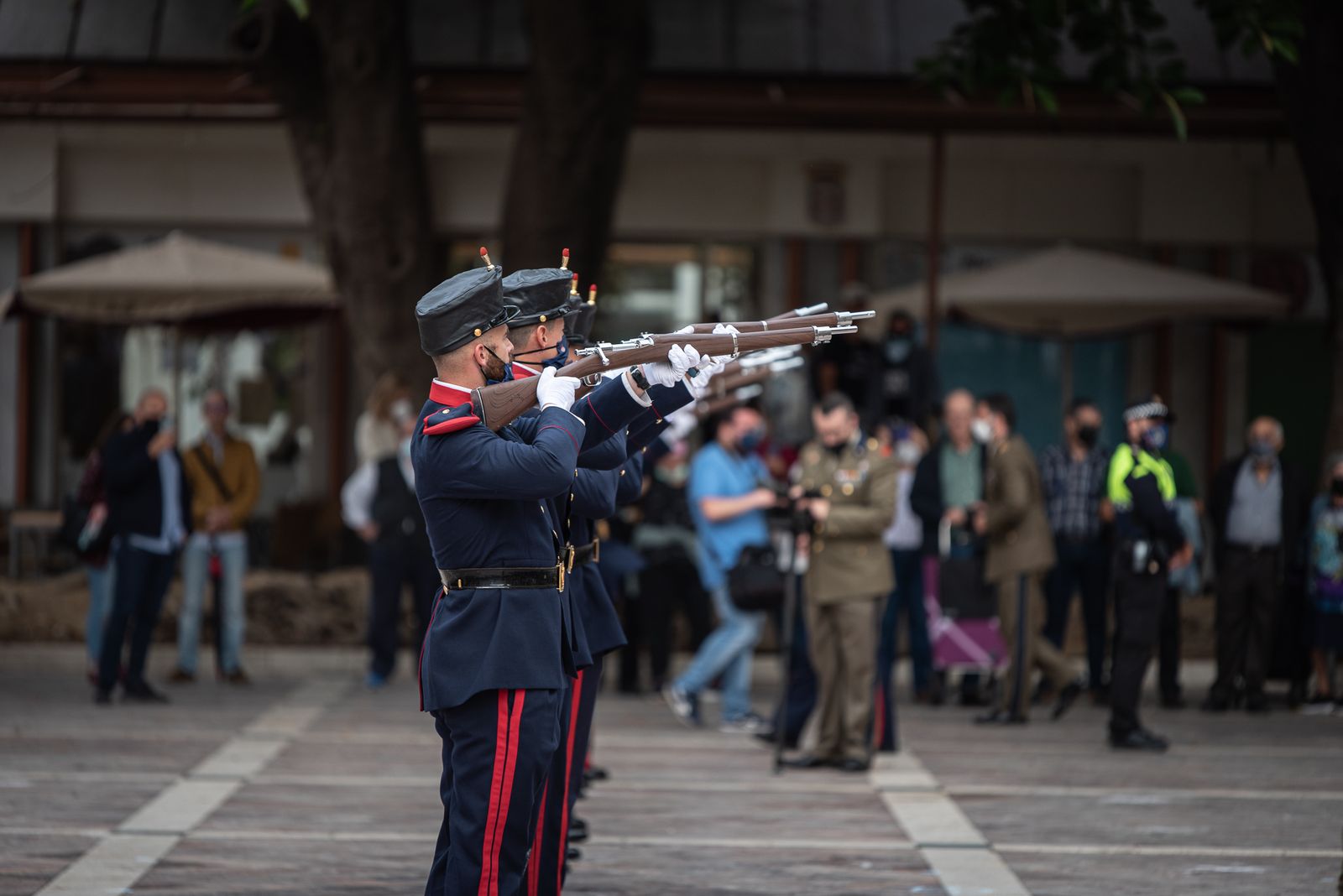Imágenes del desfile de la Guardia Real por el centro de Huelva