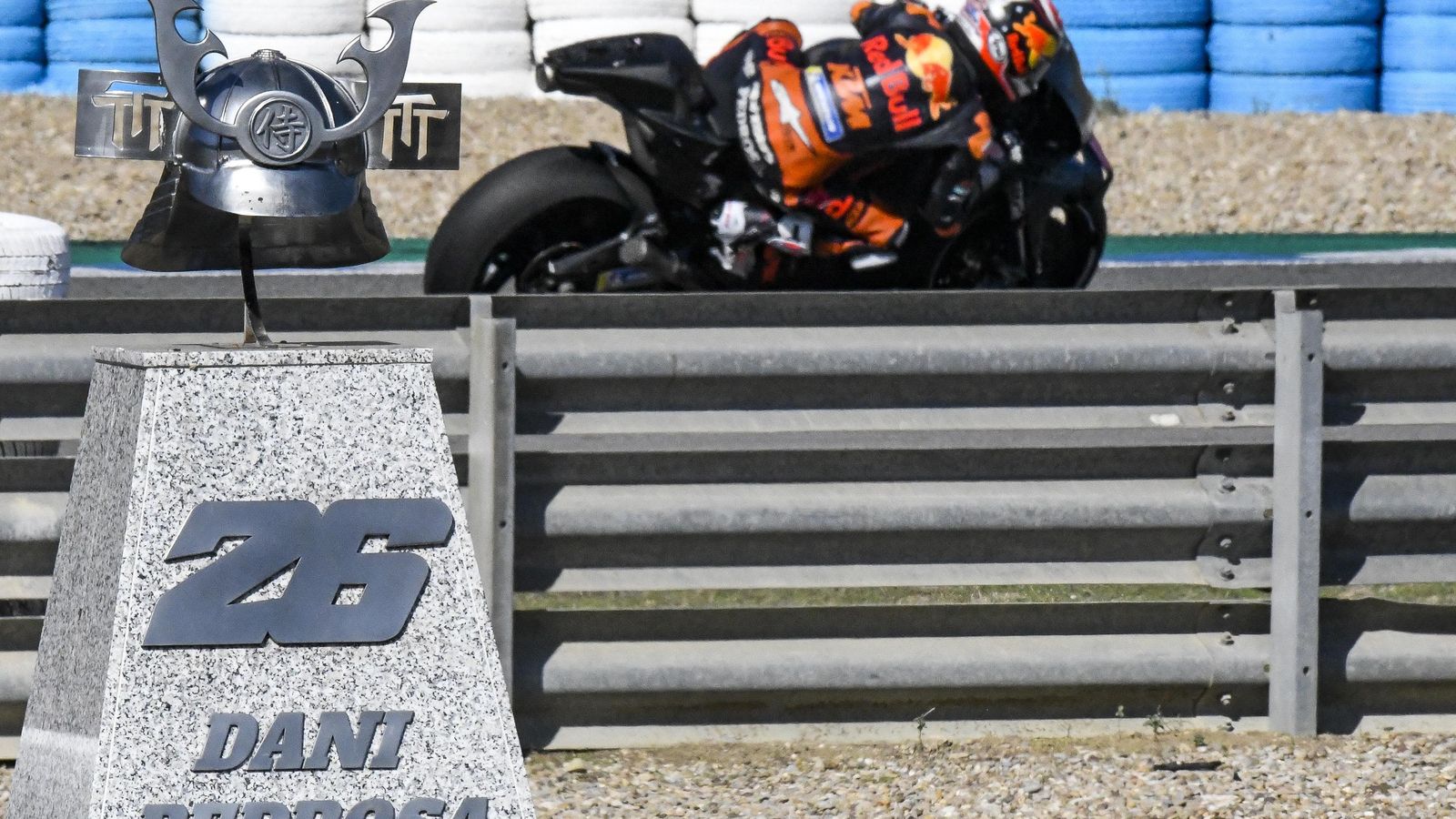 El tricampeón mundial, tras pasar por la curva que lleva su nombre.