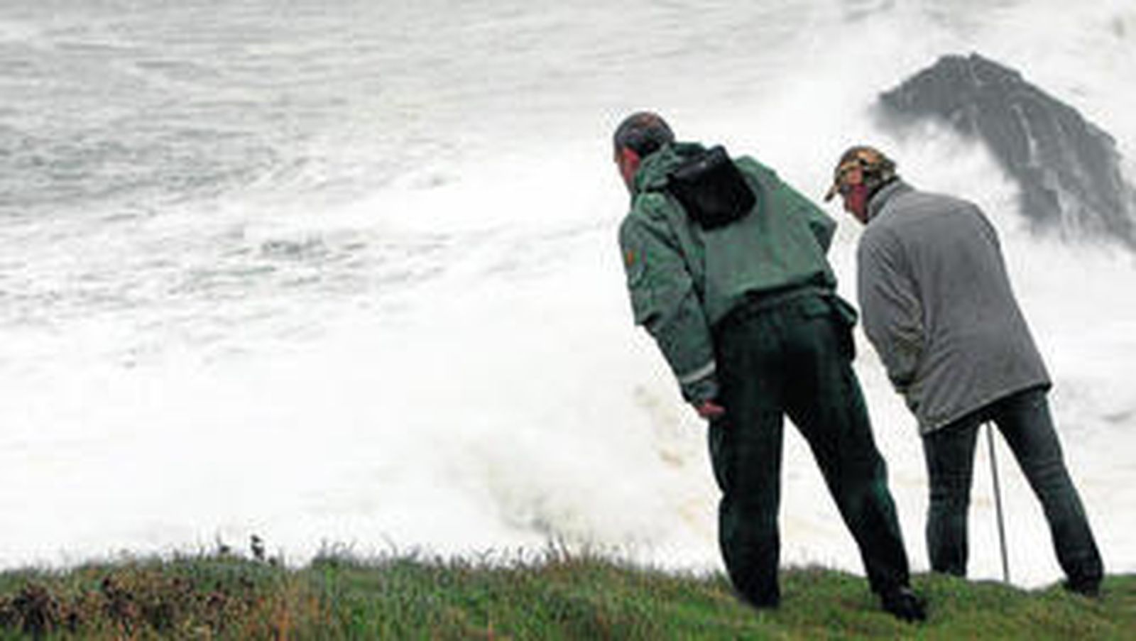 Dos personas se asomaban ayer al acantilado de Valdoviño donde tres personas fueron arrastradas el lunes por un ola.