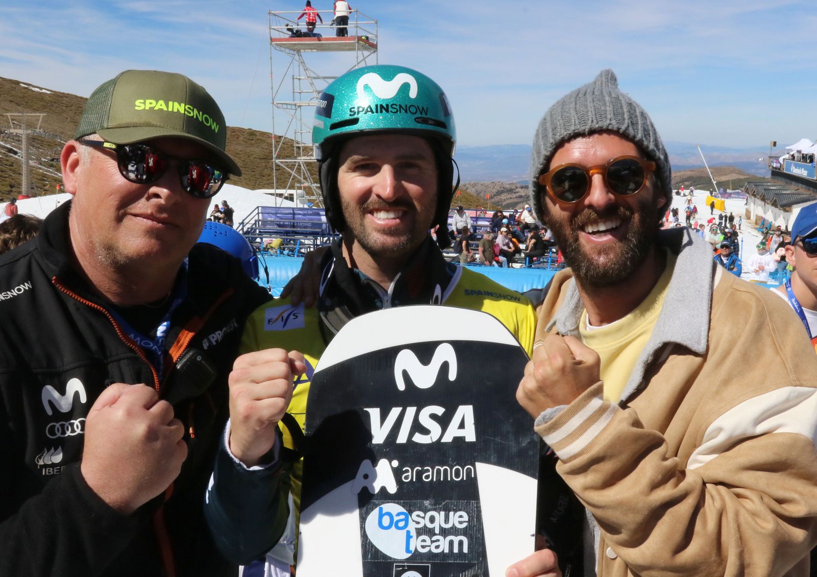 Lucas Eguibar, feliz junto a su entrenador y su hermano
