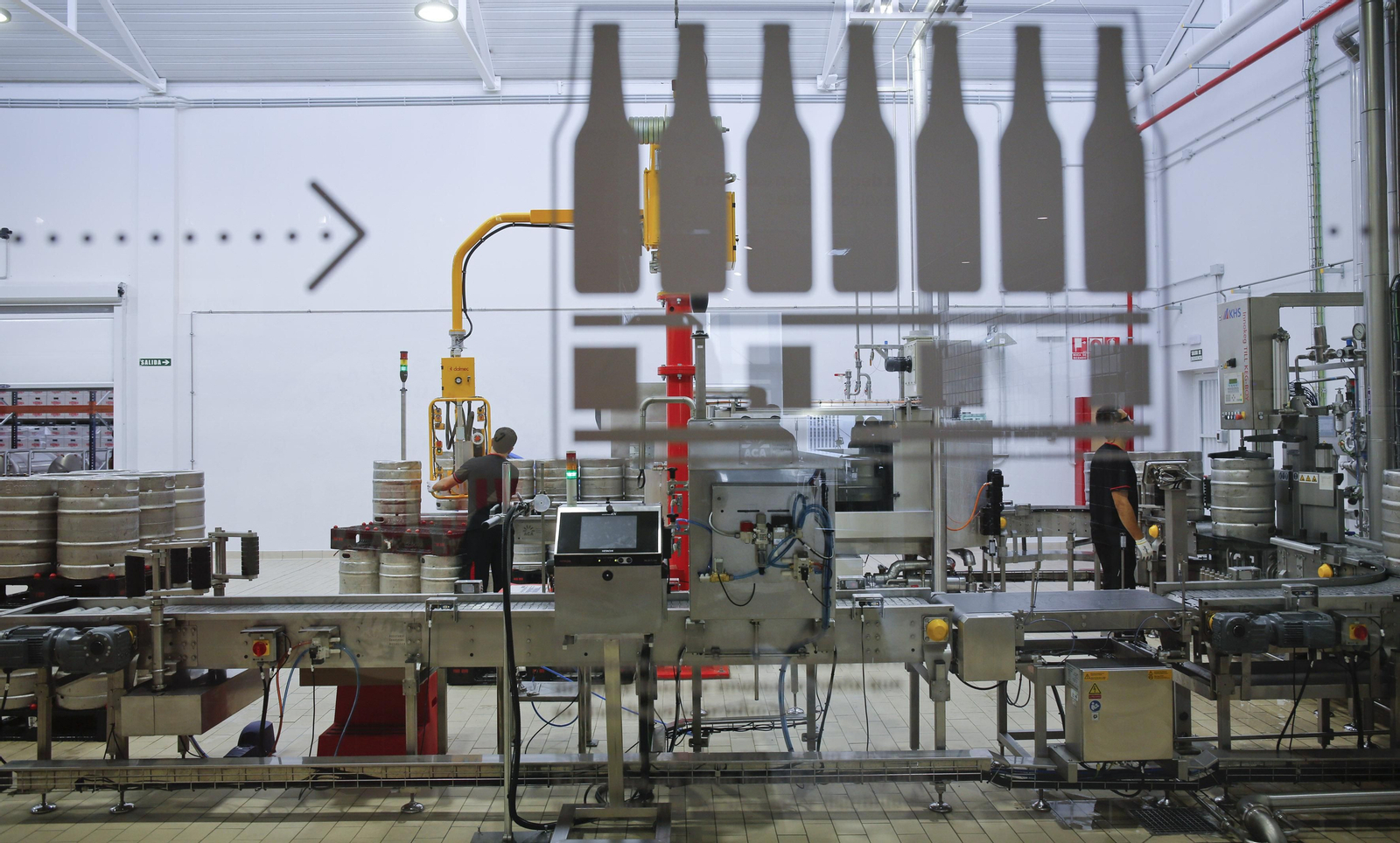 Empleados en una fábrica de Málaga.