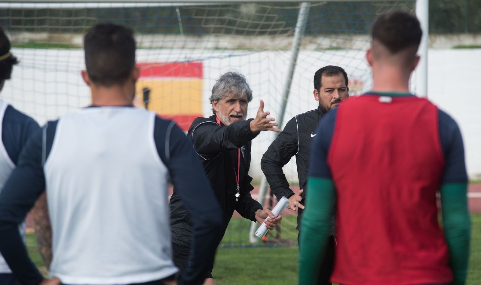 Pablo Alfaro da órdenes durante el entrenamiento de este martes.