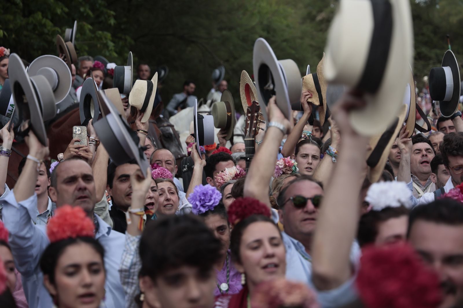 La hermandad del Rocío de Sevilla cruzando el Quema en 2024