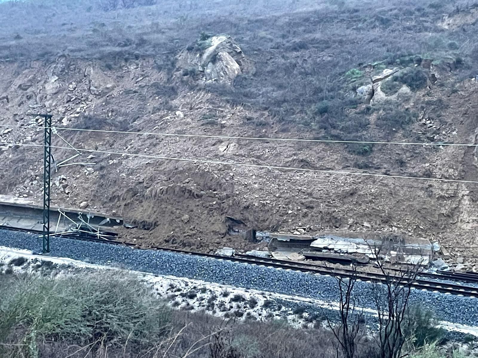 Un talud de cinco metros se desprende sobre la vía del AVE en Álora.