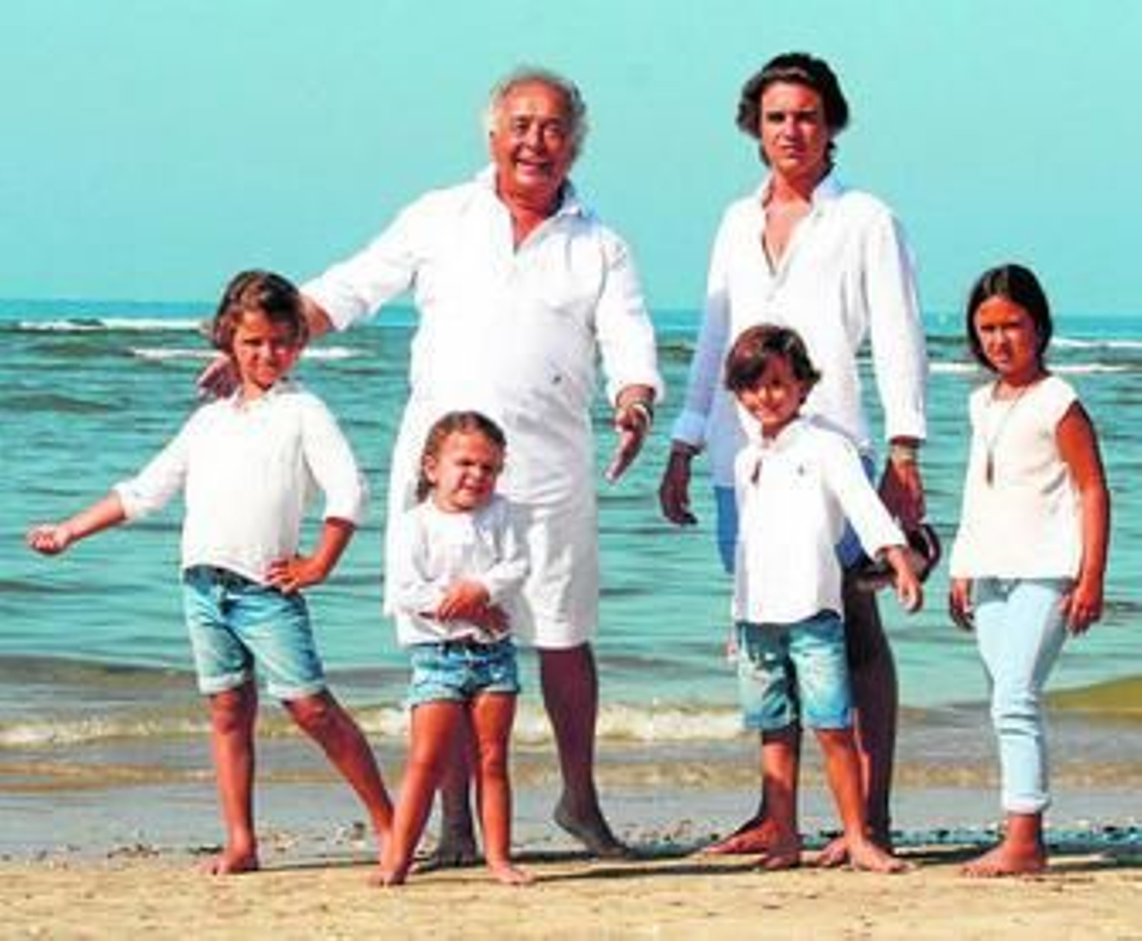Antonio, de Los del Río, posa en la playa con sus nietos Antonio, Carmen, Tomás, Cayetana y Juaneke, el mayor.