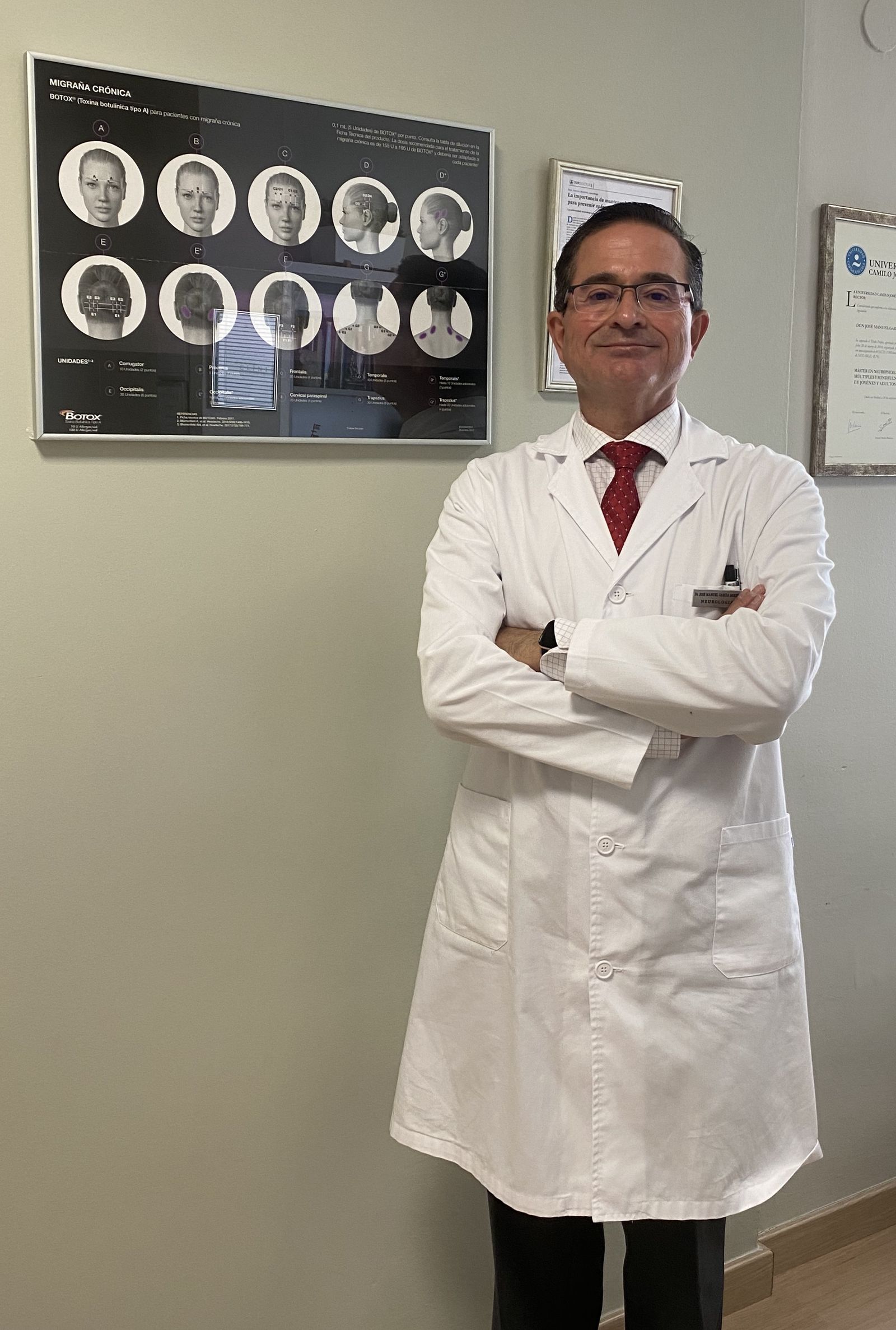 El doctor José Manuel García, en su consulta.