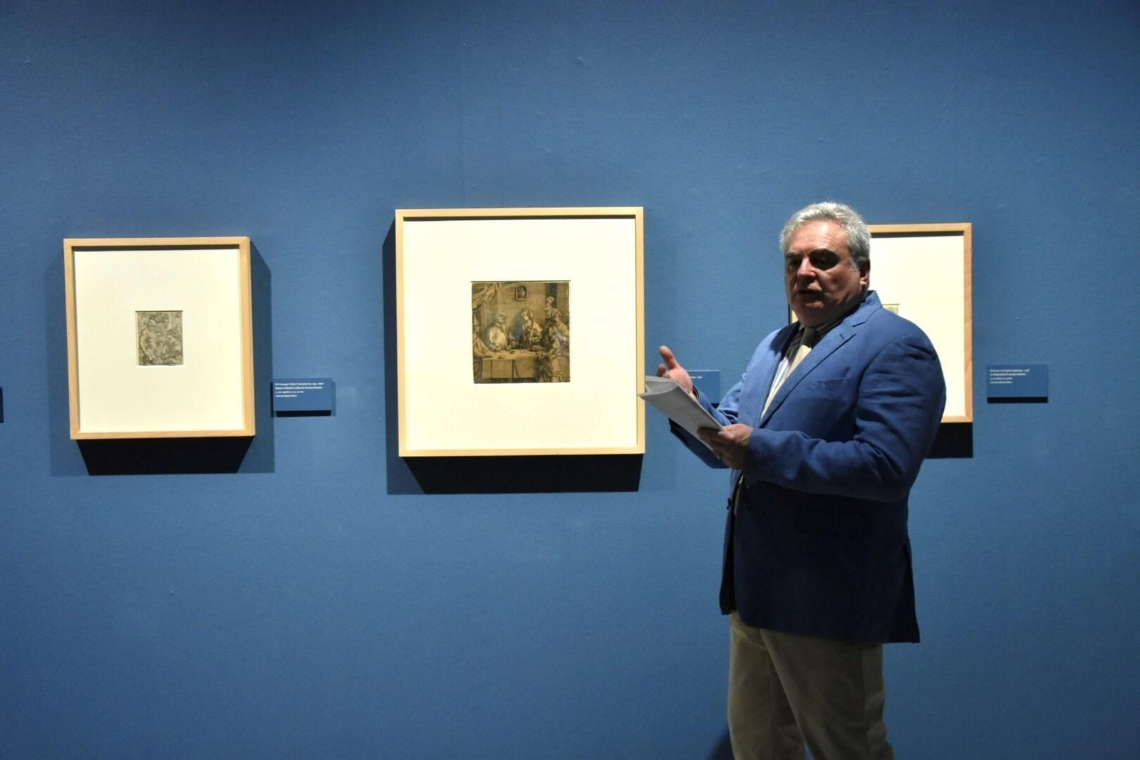 El coleccionista Mariano Moret, ante tres de sus grabados.