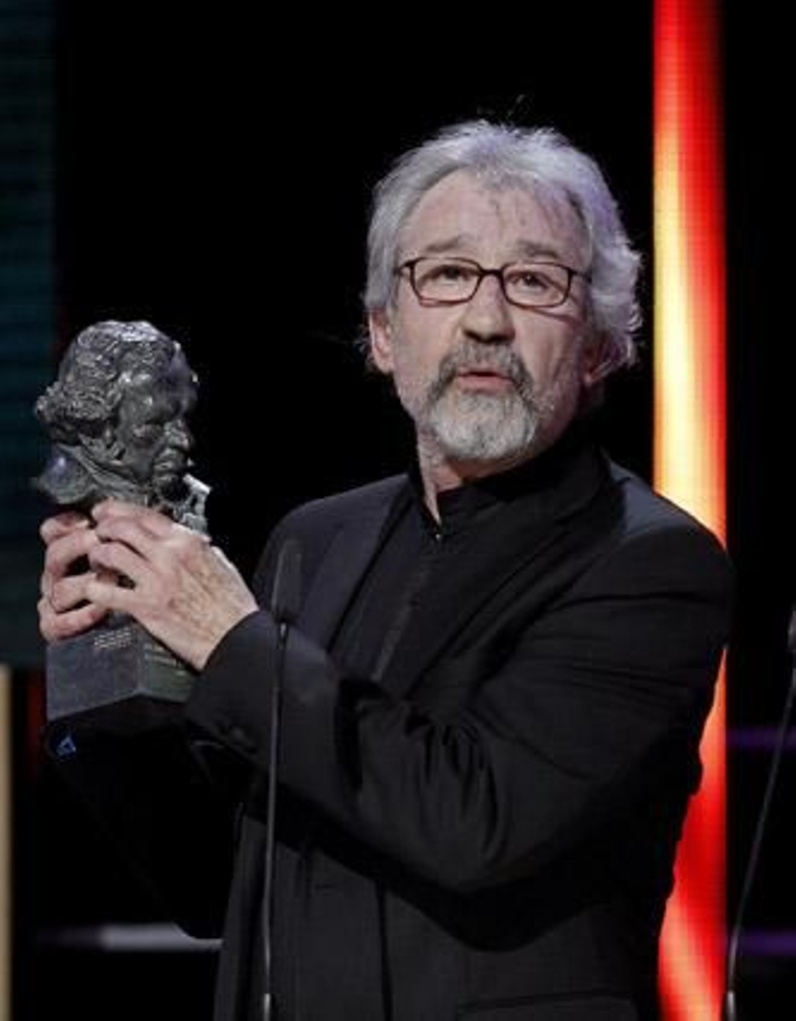 El actor José Sacristán, tras recibir el el Goya a la mejor interpretación masculina protagonista, por su papel en la película 'El muerto y ser feliz'. / EFE