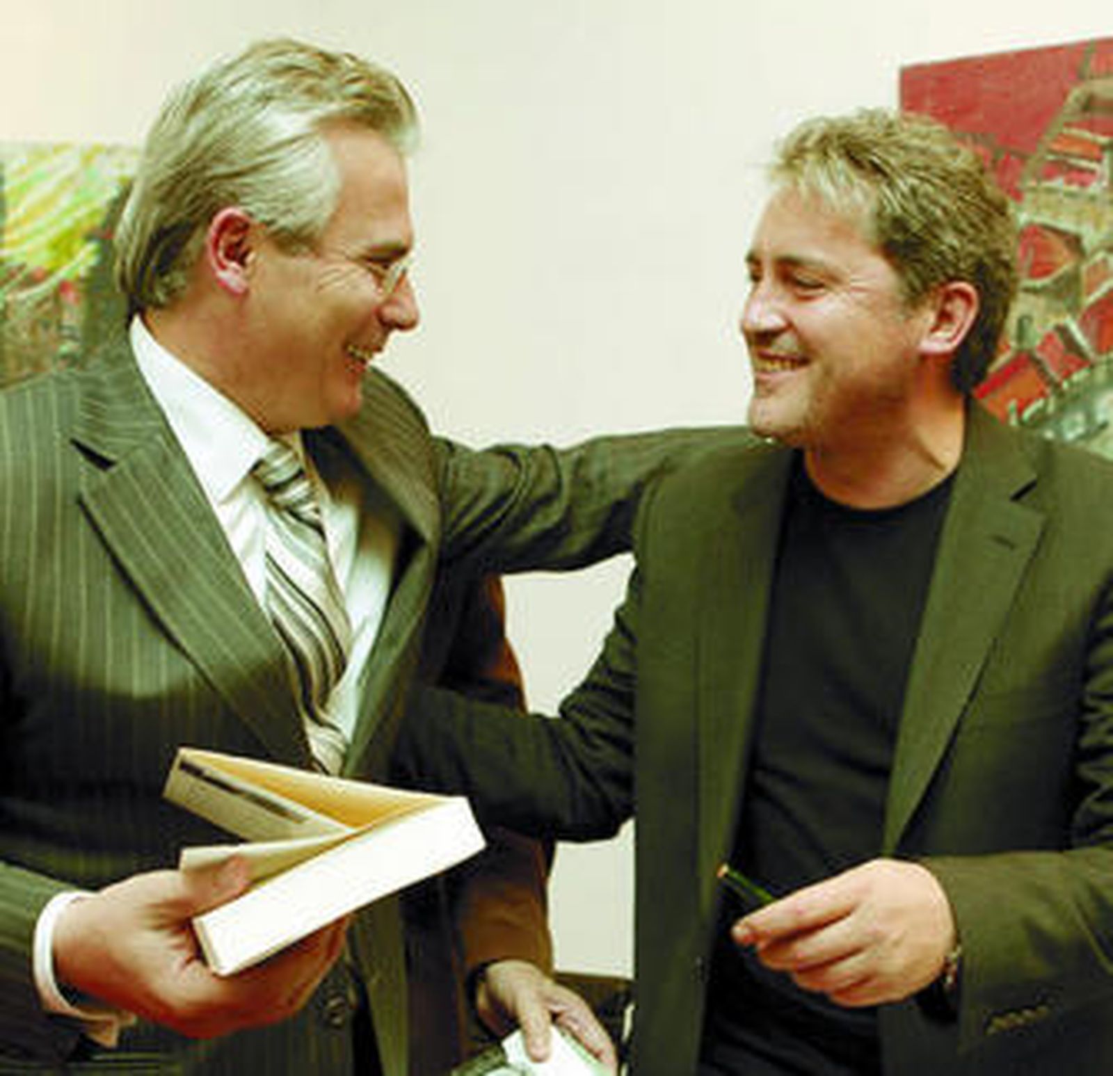 Baltasar Gazón felicita a Manuel Rivas por su nuevo libro.