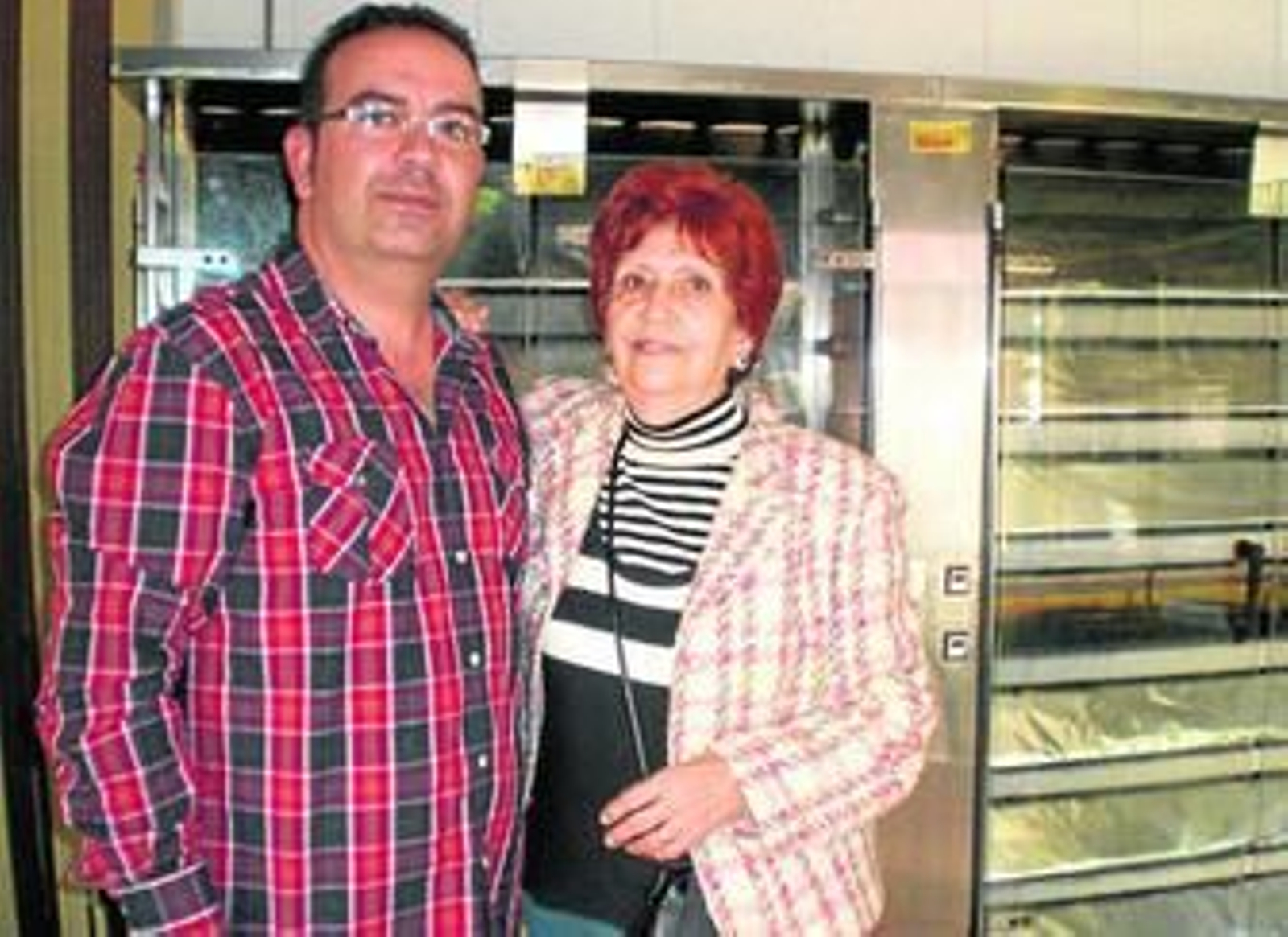 Richard Fernández junto a su madre Julia Andrés en Pollos San Juan, un local con casi cuarenta años de historia.