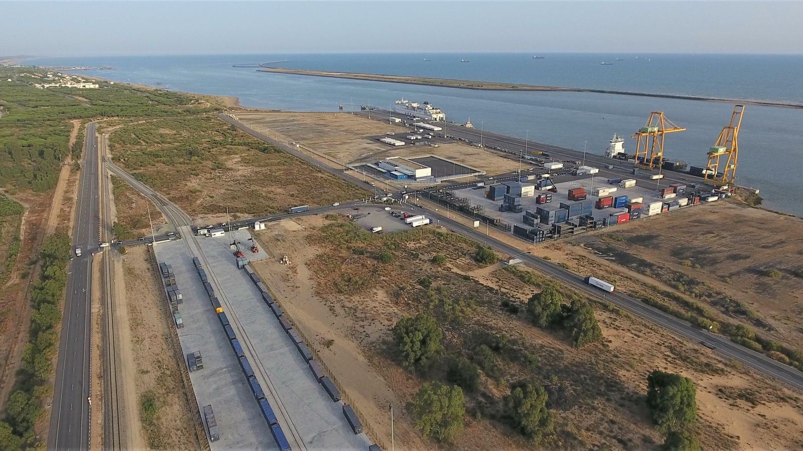 Plataforma intermodal en el Muelle Sur del Puerto de Huelva.