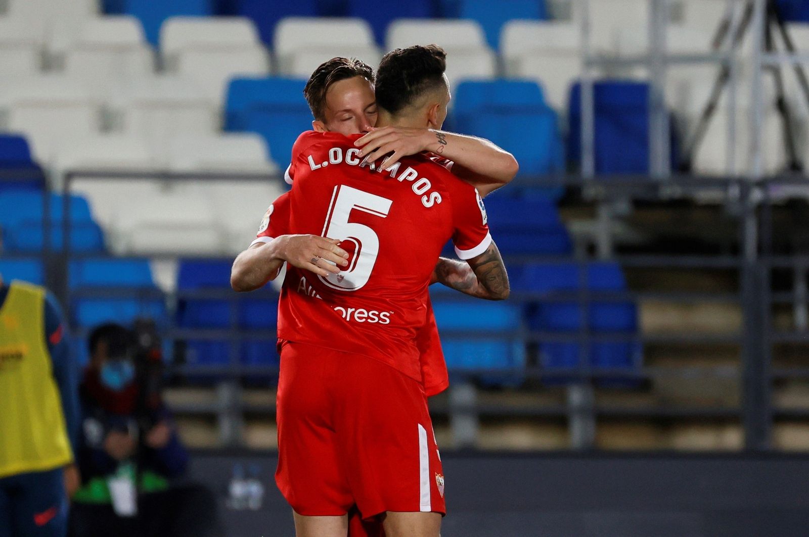 Rakitic se abraz con Ocampos en la celebración del gol.