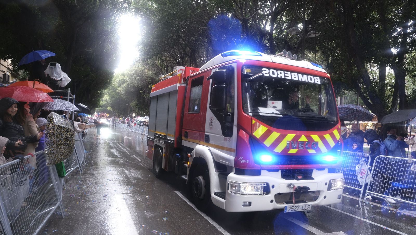 Fotografías de la cabalgata de los Reyes Magos pasada por agua en Almería