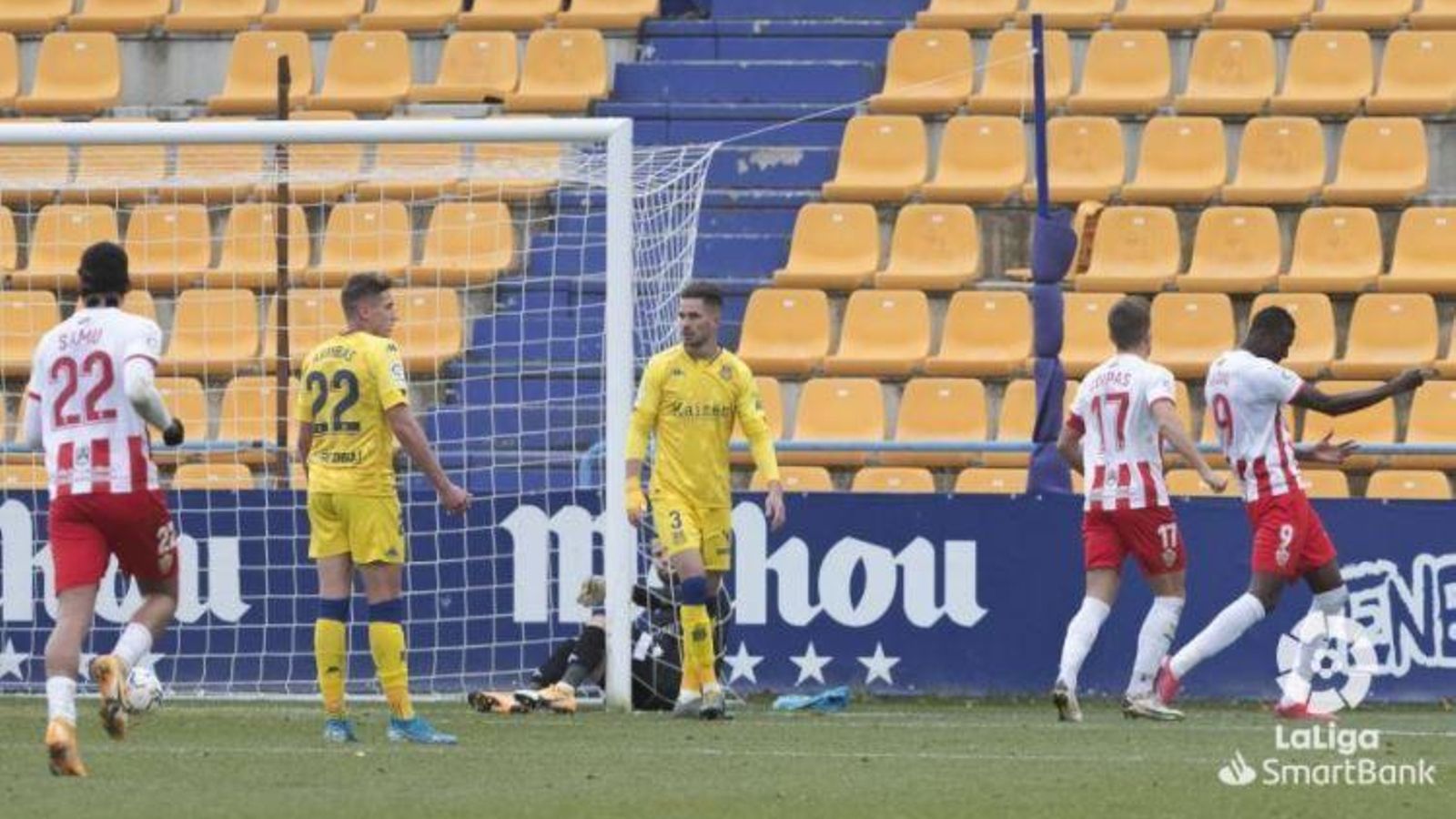 Sadiq celebra su tanto.