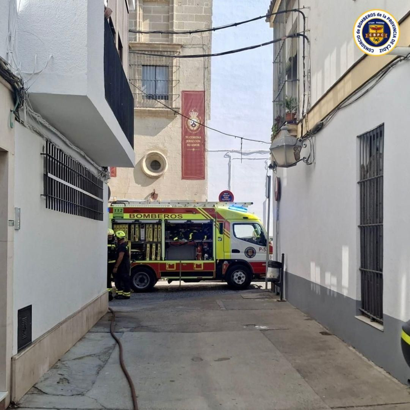 Un vehículo de bomberos, cerca de donde se ha producido el incendio.