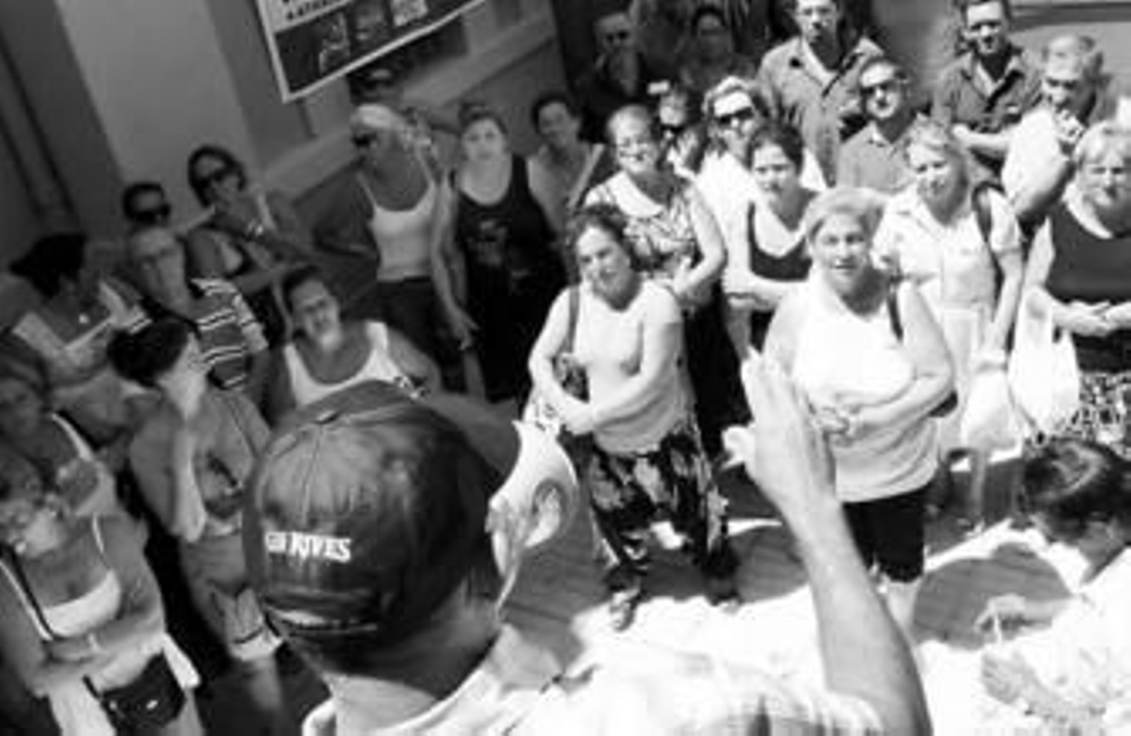 Porras Naranjo, de espaldas, habla con los trabajadores de Pau y Sermasa.