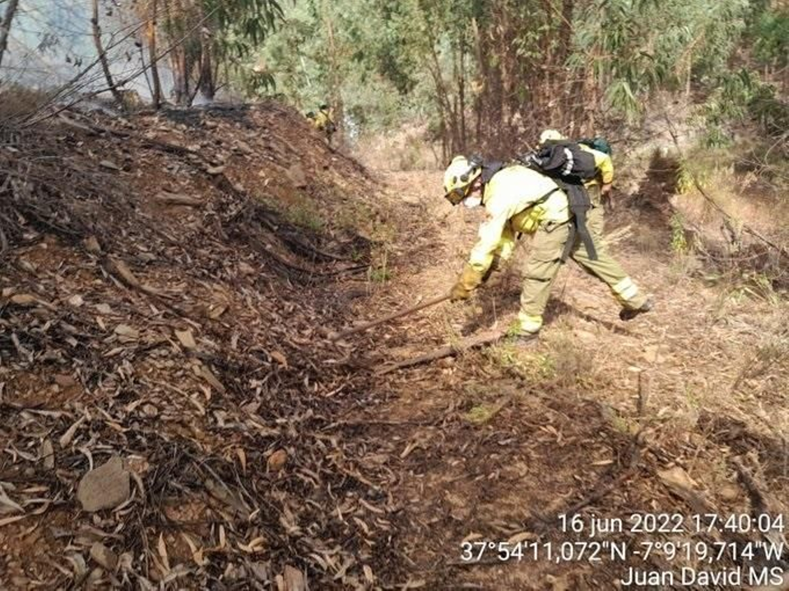 Dos efectivos del Infoca.