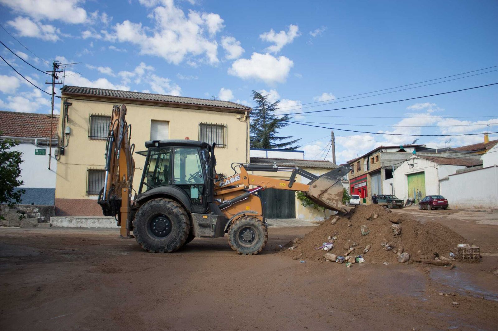 Fotos: la familia que tuvo que salir de su casa buceando por la tormenta en Granada