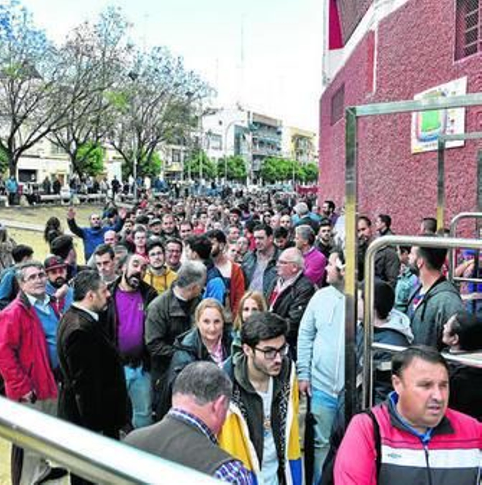 Cientos de aficionados, esperando en vano a las puertas del Sánchez-Pizjuán.
