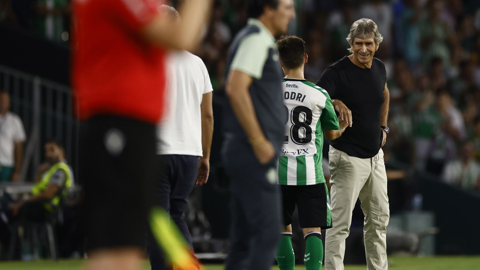 Pellegrini felicita a Rodri cuando lo sustituyó en el partido ante el Villarreal