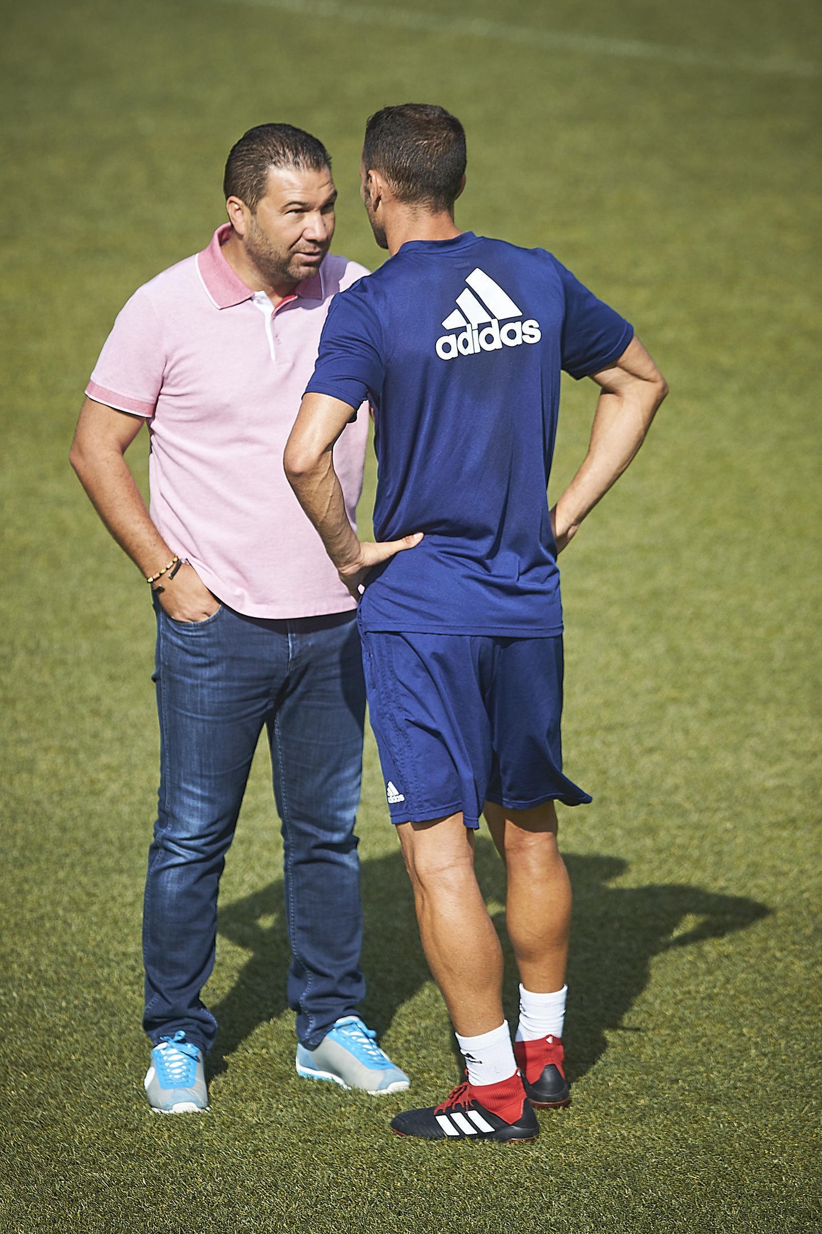 Cordero habla con un jugador durante un reciente entrenamiento.