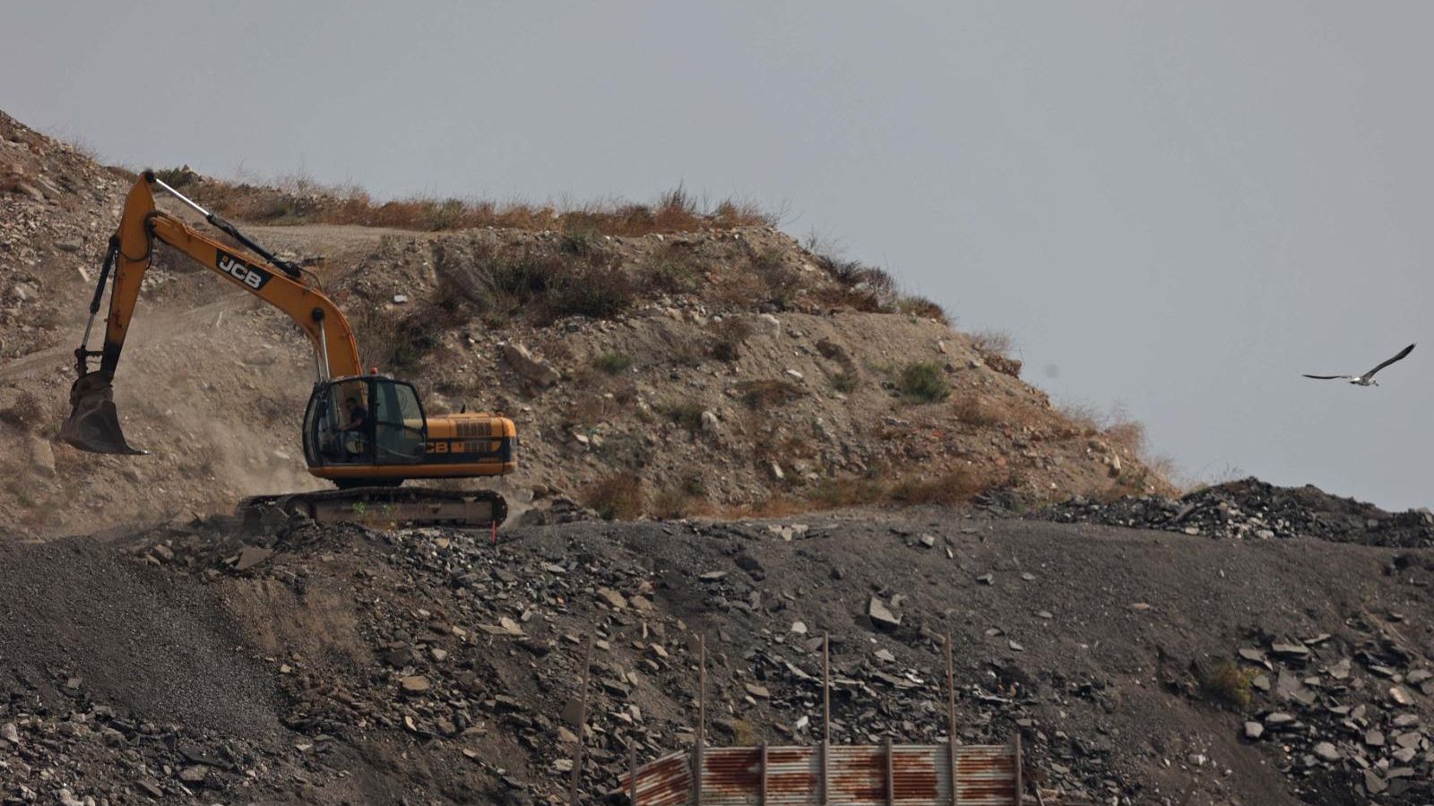 Una excavadora trabajando en la montaña de residuos del este de Gibraltar Una excavadora trabajando en la montaña de residuos del este de Gibraltar