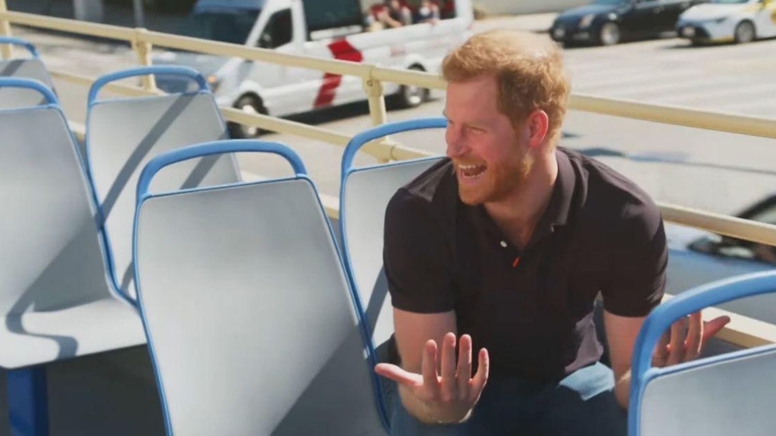 El nieto de Isabel II, riendo a carcajadas durante la entrevista en un autobús descubierto.