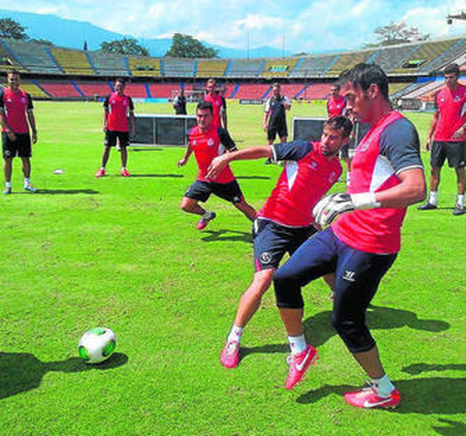 Beto trata de realizar un pase durante el entrenamiento de ayer.