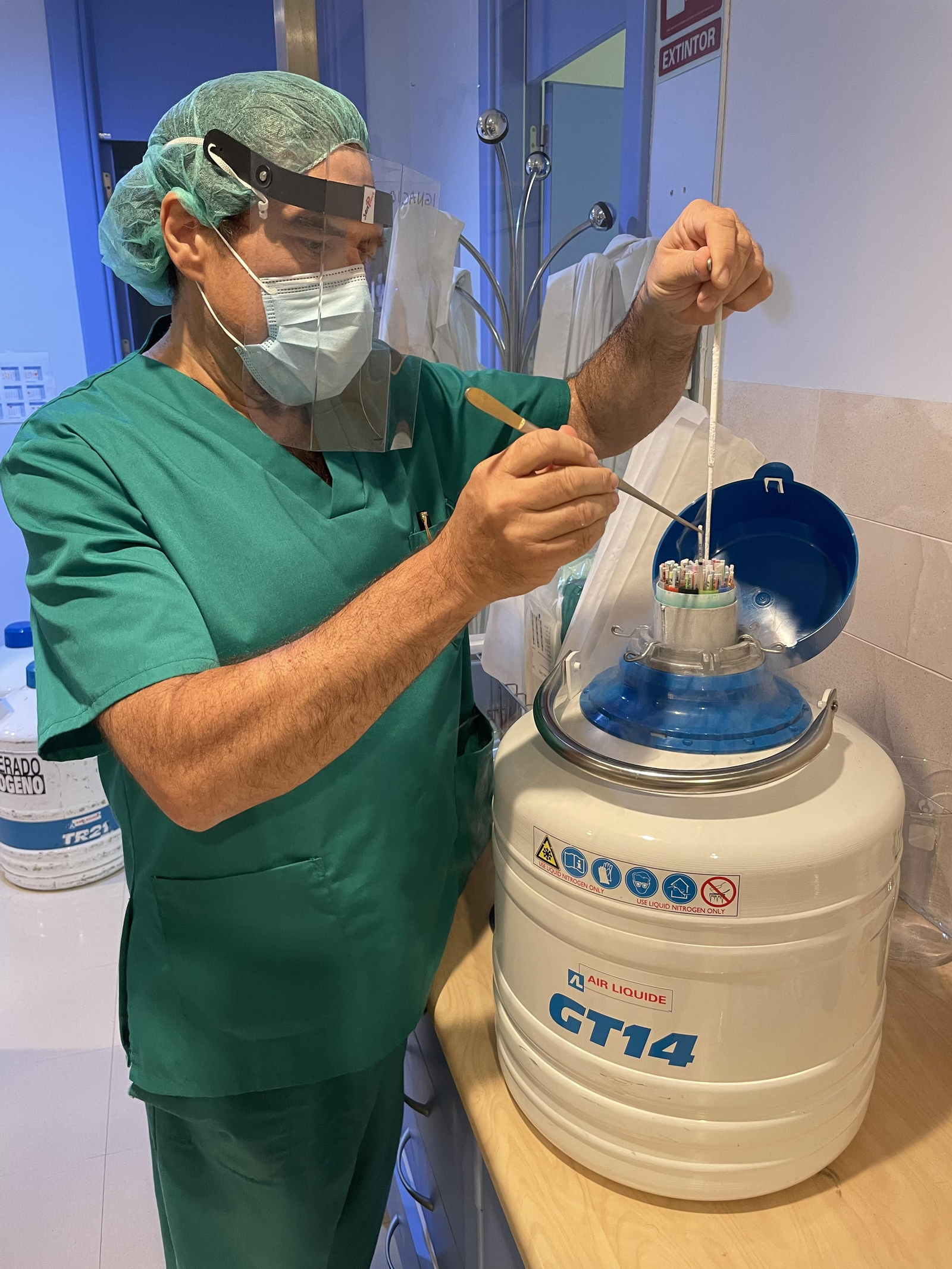 Guardando los ovocitos para proceder a la congelacion