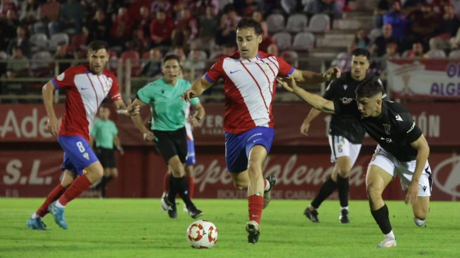 Marino disputa el balón ante el Ceuta.