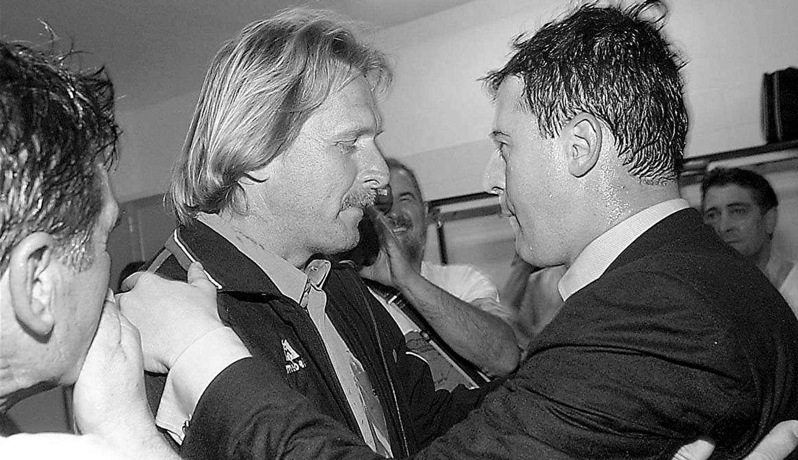 Schuster felicita a Lucas Alcaraz tras lograr el ascenso a Primera a costa de su equipo en 2002.