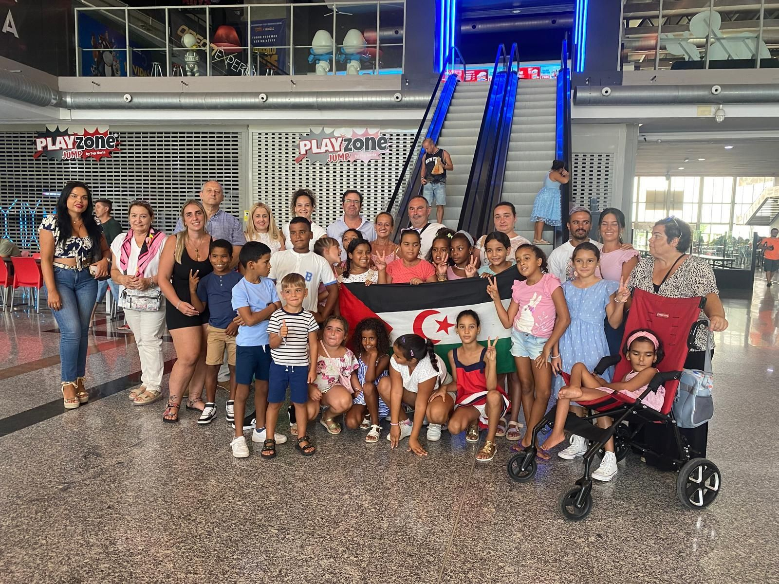 El grupo de niños saharauis con las autoridades en el centro comercial Bahía Plaza. El grupo de niños saharauis con las autoridades en el centro comercial Bahía Plaza.