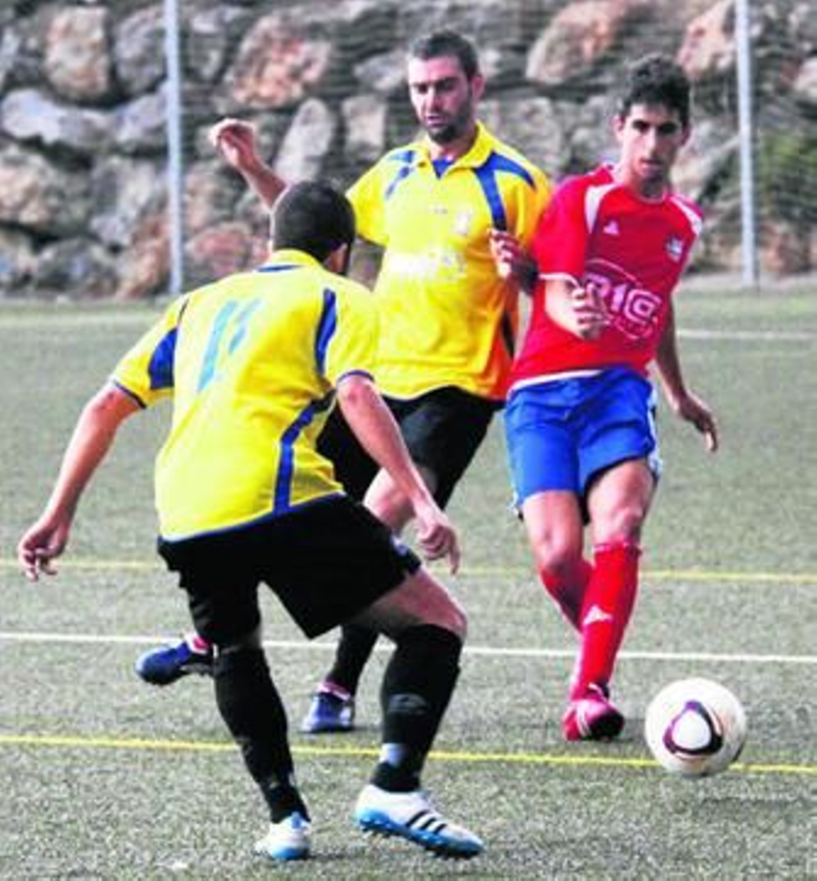 Álex Portillo intenta un pase en una imagen de archivo.