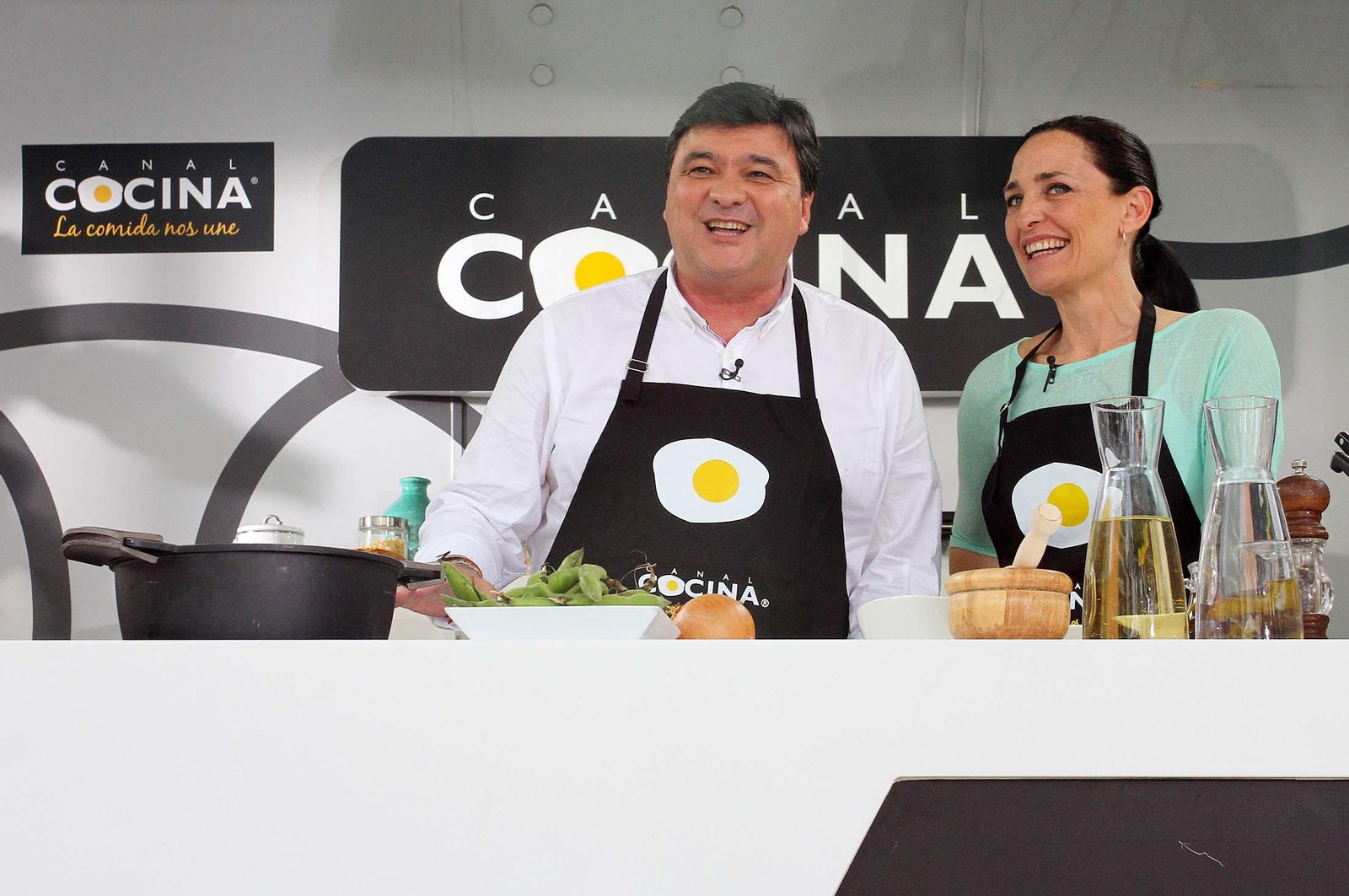 Imágenes de Gabriel Cruz durante la grabación del programa 'Hoy cocina el alcalde'.