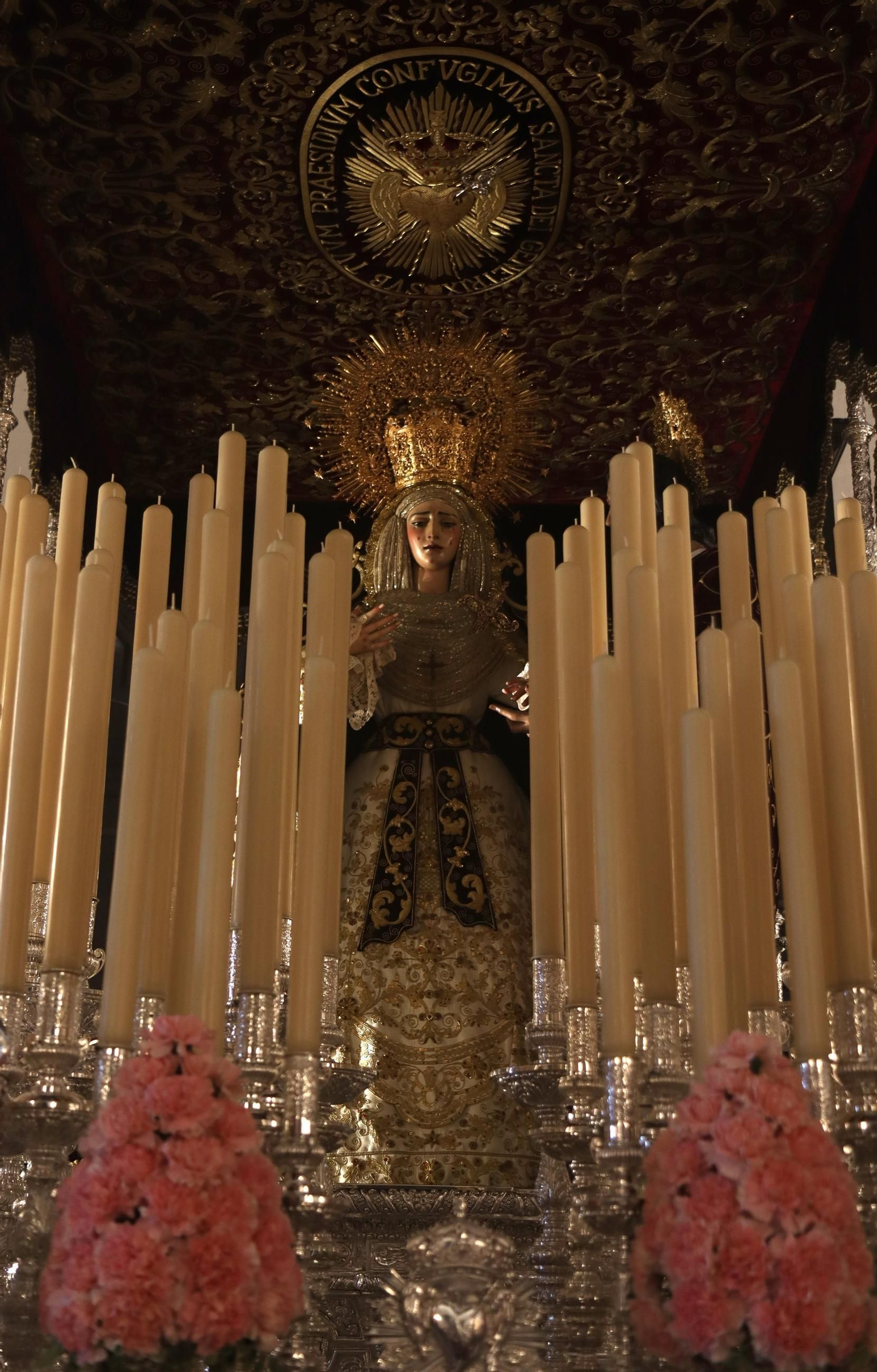 Sevilla acaricia la Semana Santa en un Domingo de Pasión lleno de cultos