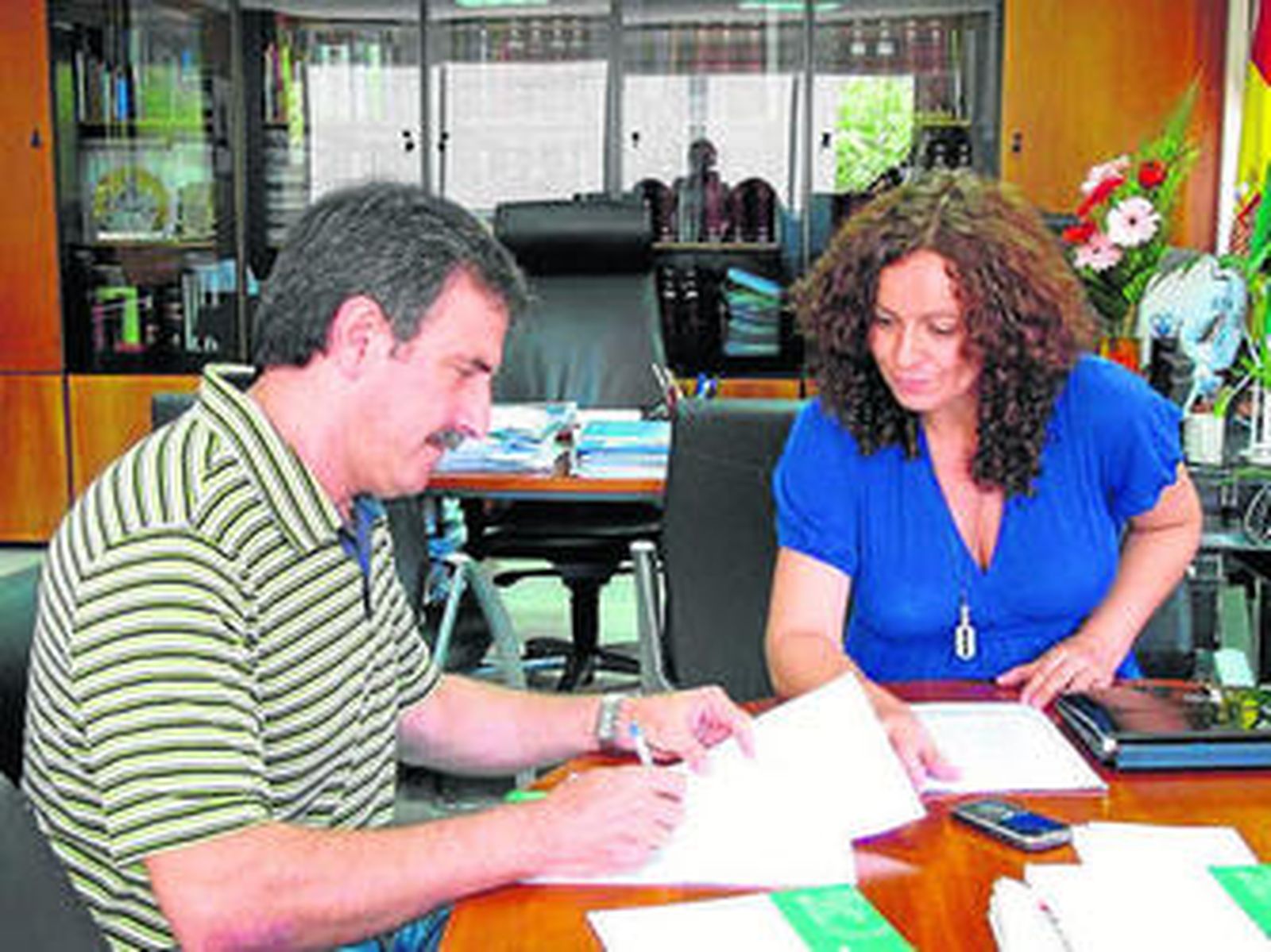 La delegada de Economía autorizando las obras necesarias.